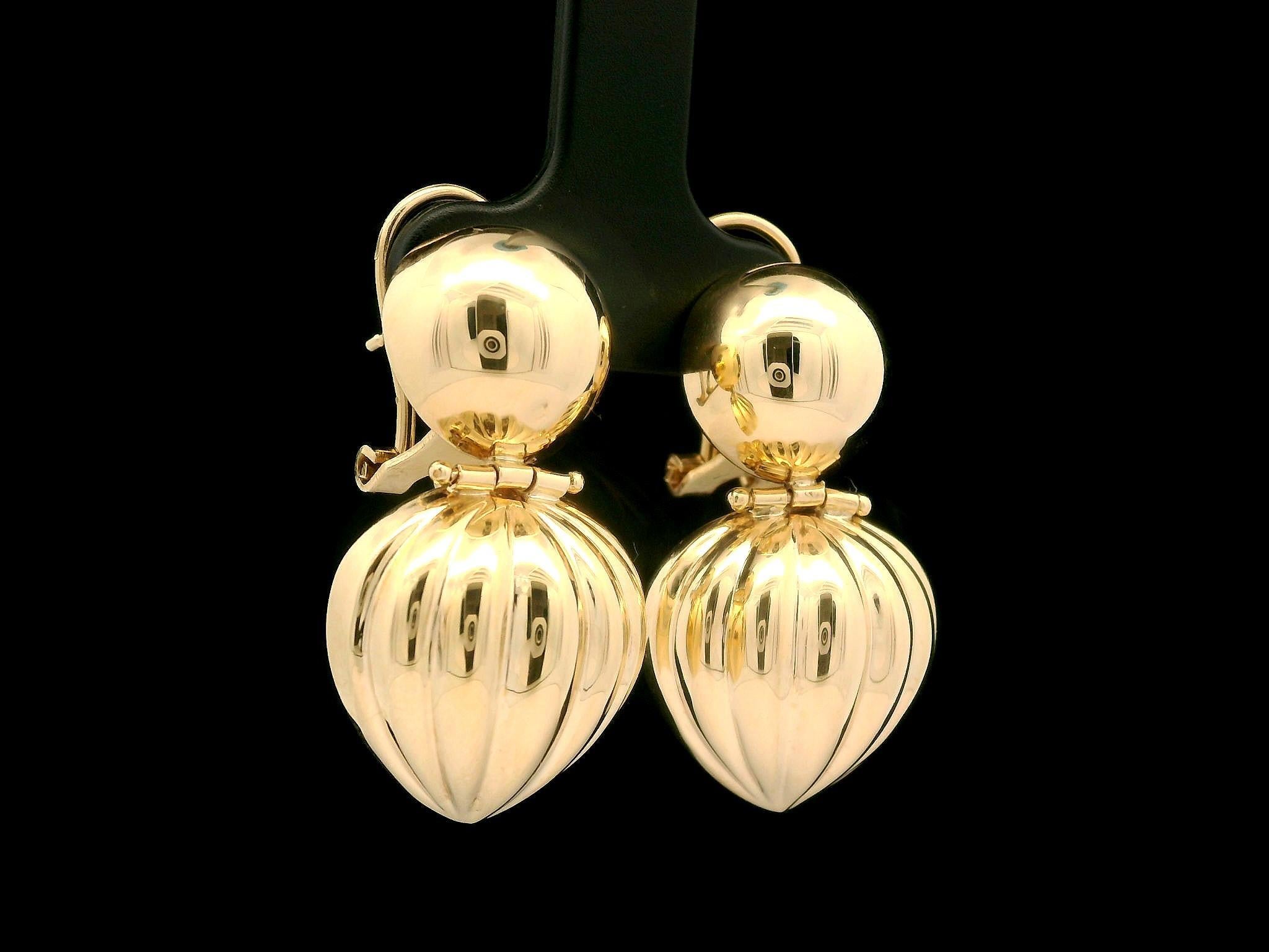 Orecchini a goccia smerlati in oro giallo 14k con fondello Omega in vendita 2
