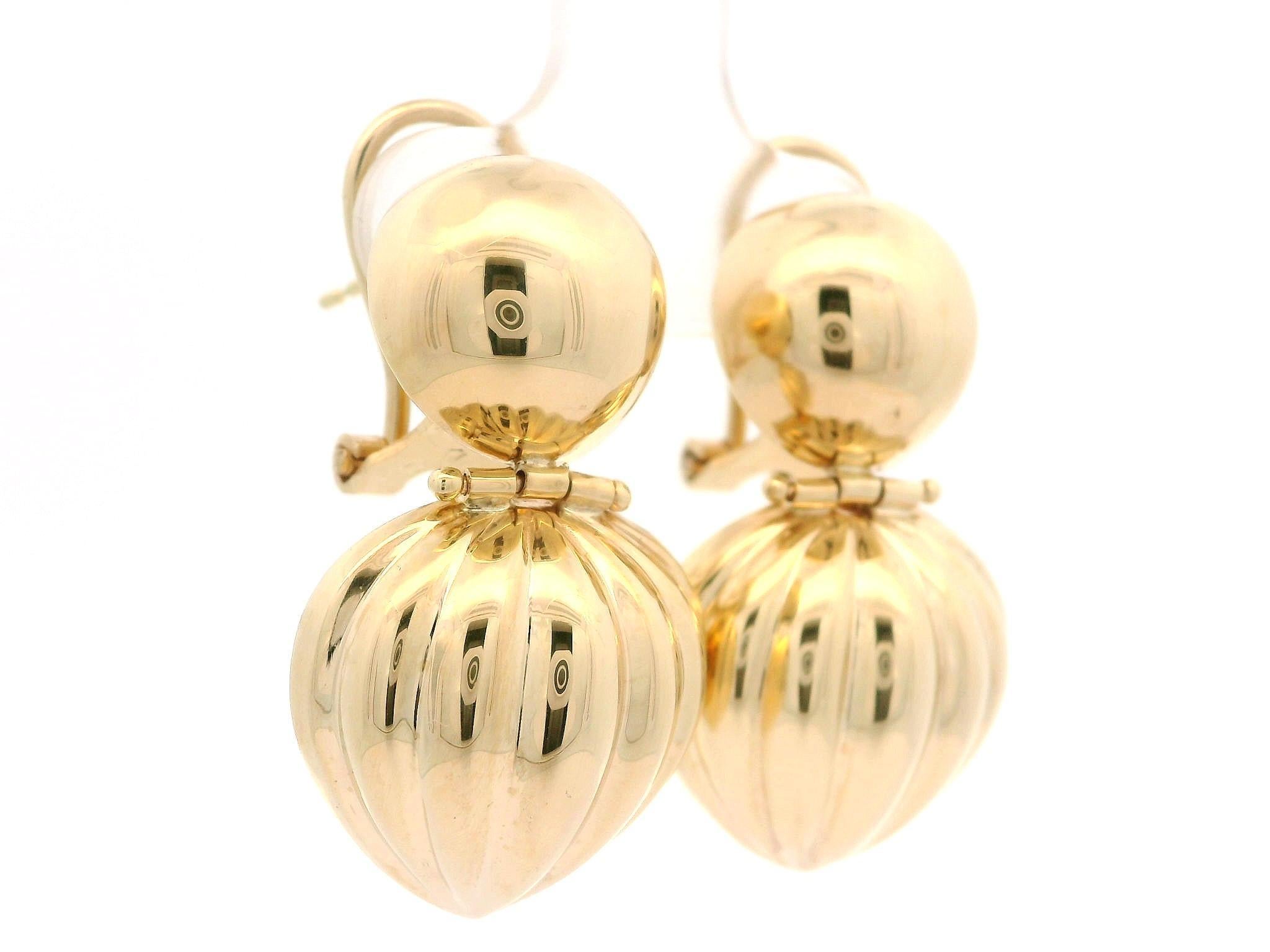 Orecchini a goccia smerlati in oro giallo 14k con fondello Omega in vendita 3