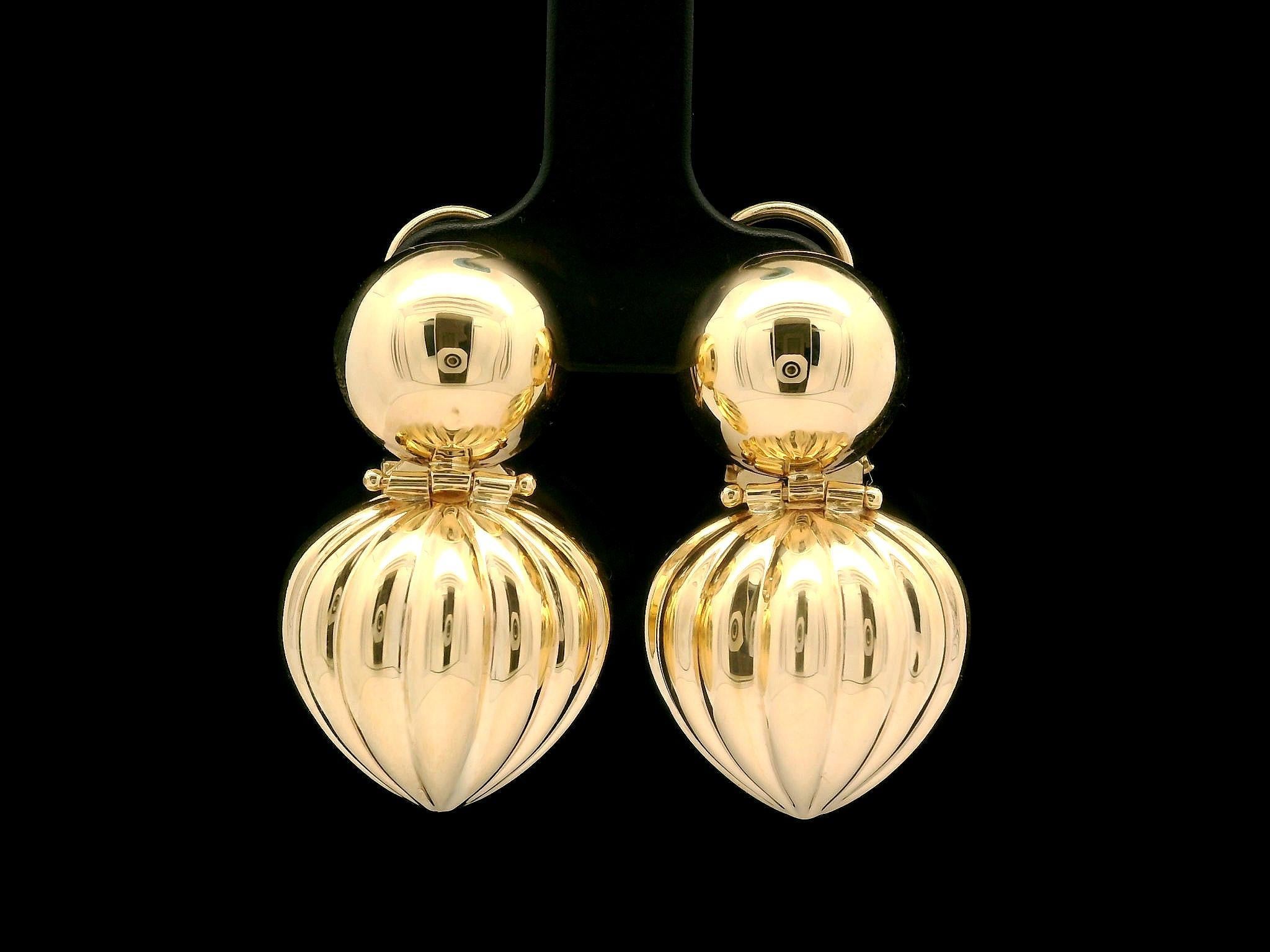 Orecchini a goccia smerlati in oro giallo 14k con fondello Omega in vendita 5