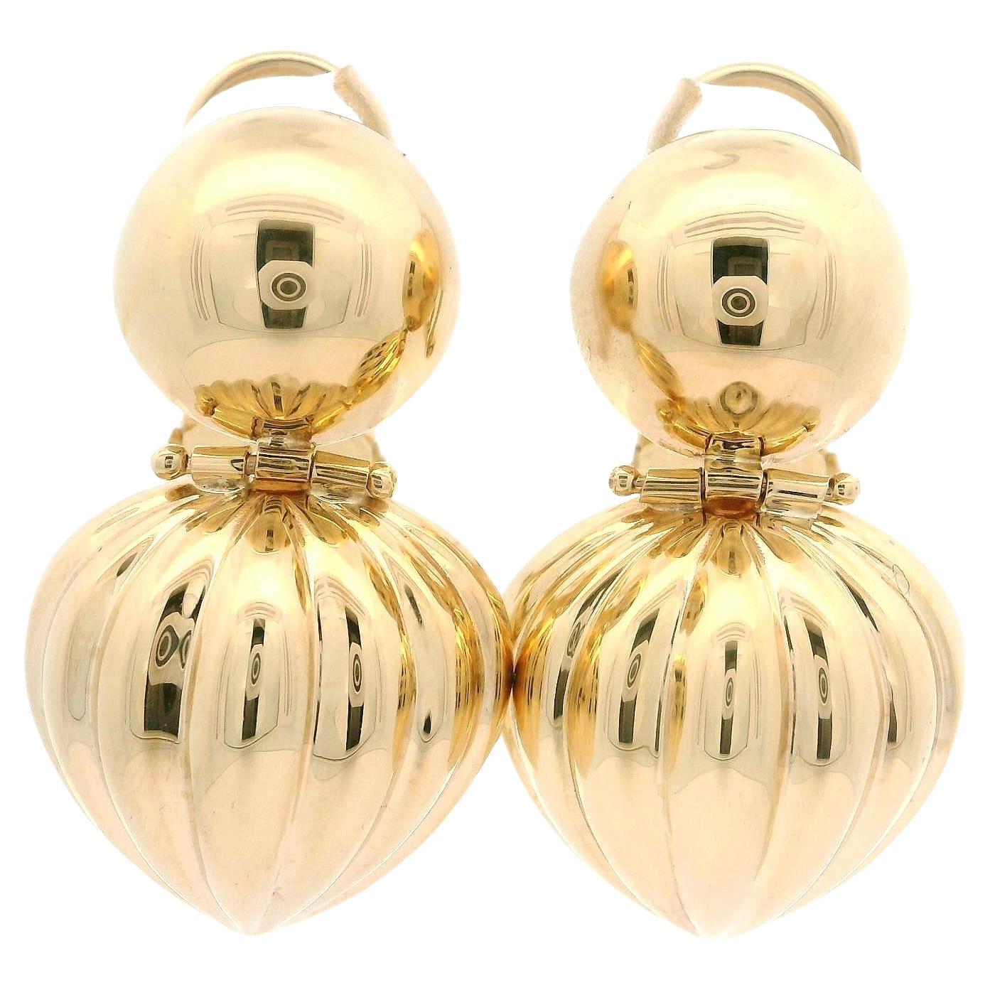 Orecchini a goccia smerlati in oro giallo 14k con fondello Omega in vendita