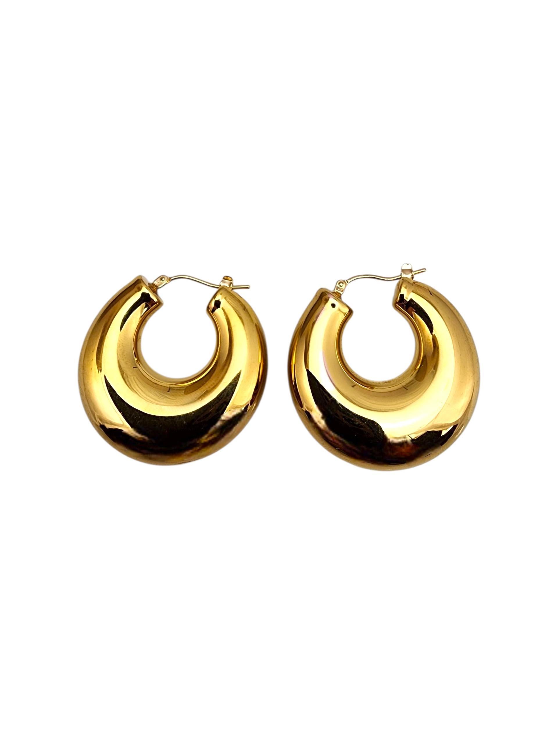 14K Yellow Gold Hoop Earrings -

Classic and versatile, these 14K yellow gold resin filled hoop earrings elevate any outfit with timeless elegance.

Weight: 19.4 gr. / 12.5 dwt.

Stamped: 14K Resin Milor Italy

Size: 31 mm X 10 mm x 14

Very good
