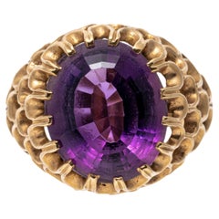 14k Yellow Gold Purple Amethyst and Concentric Scalloped Motif Ring