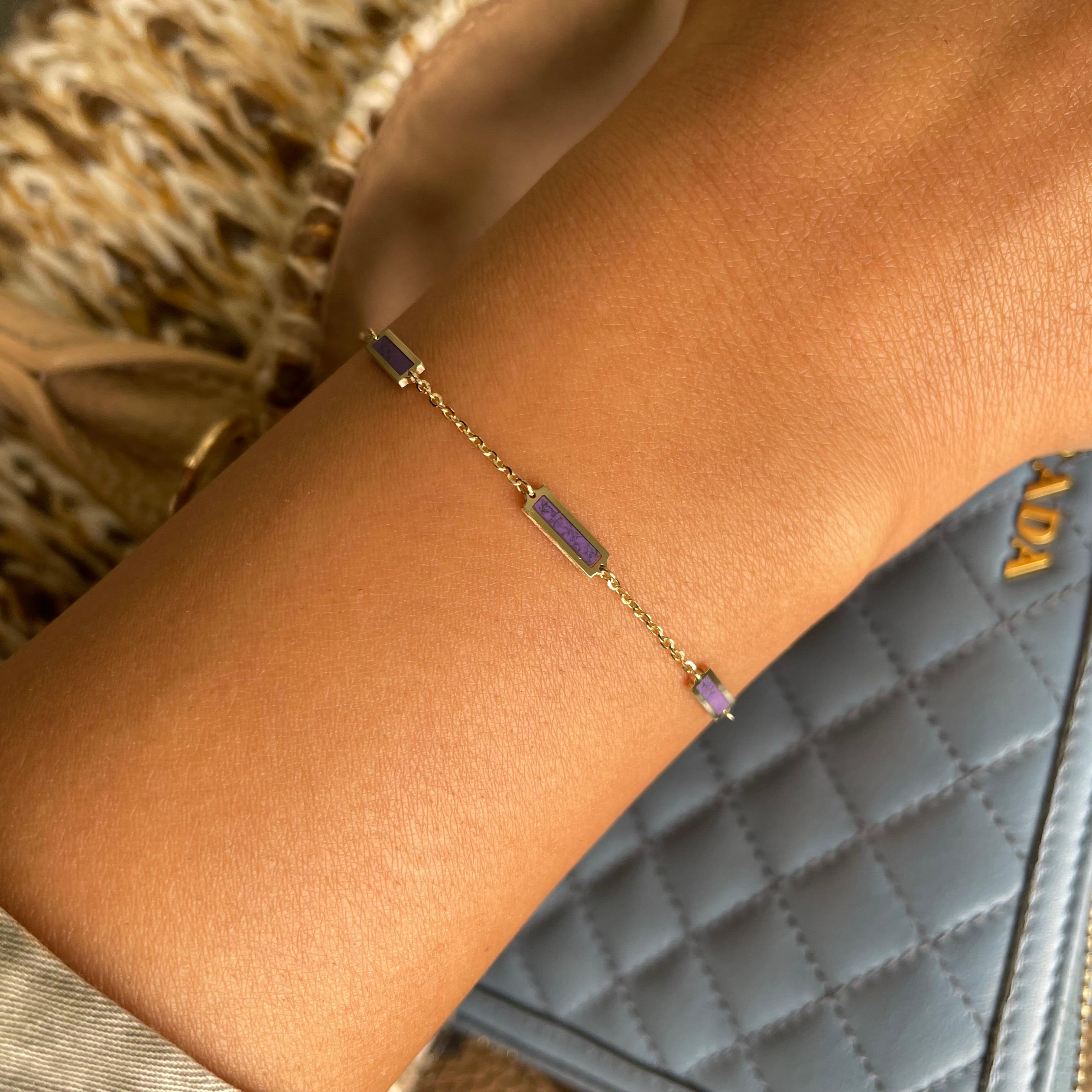 Taille simple Bracelet à barre station en or jaune 14 carats et améthyste violette en vente
