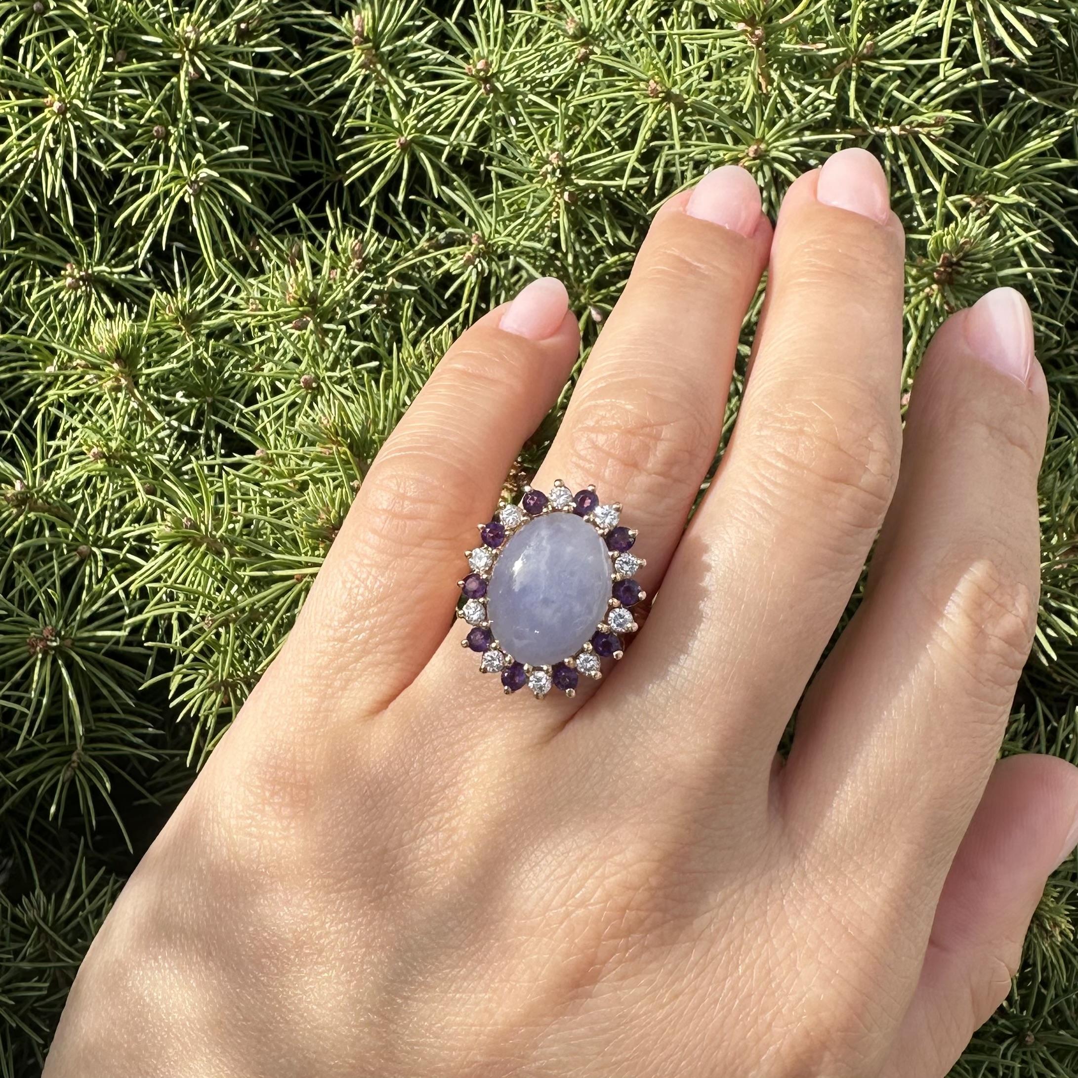 -Pierre(s) : -
(1) Jade véritable naturel - Cabochon ovale - serti multi-broches - couleur violet lavande - 15.3x11.7mm (approx.)
(10) Améthystes naturelles véritables - taille ronde et brillante - serties - couleur pourpre riche et profonde - 2,5