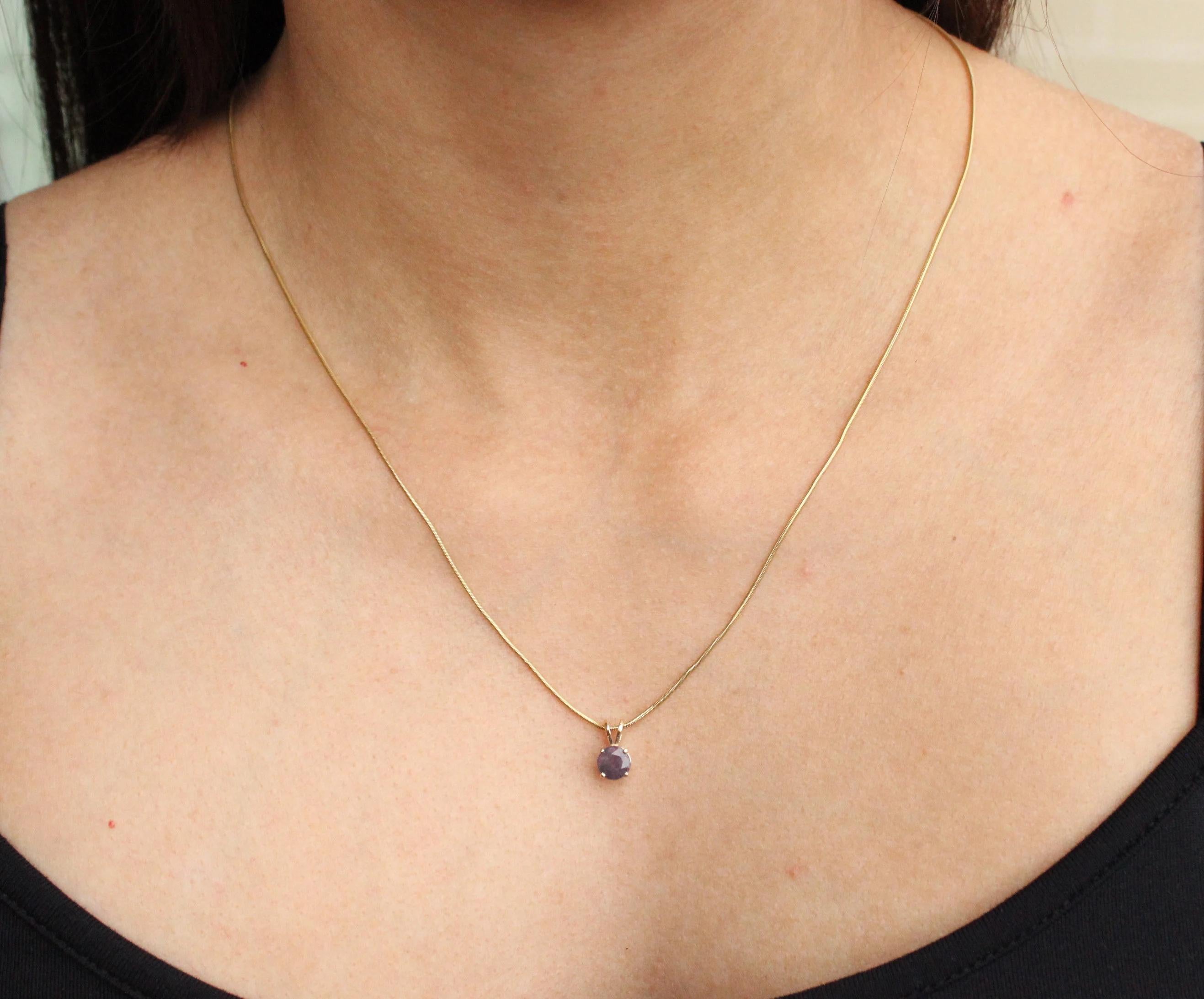 14k Yellow Gold Purple Sapphire Necklace In Excellent Condition For Sale In Houston, TX