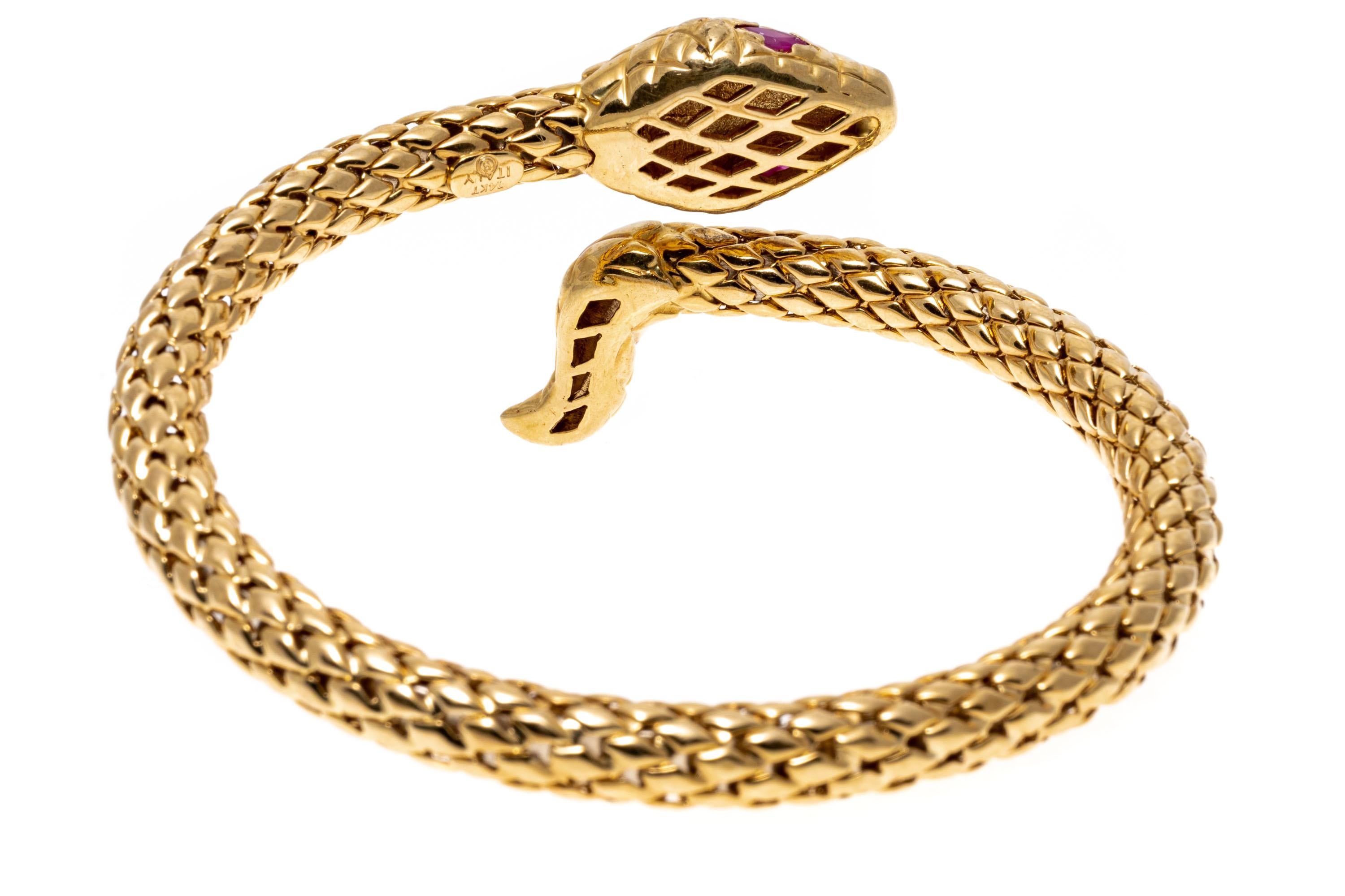 14k Gelbgold Gestepptes, beschichtetes Schlangenarmband, mit Rubin-Augen (Marquiseschliff) im Angebot