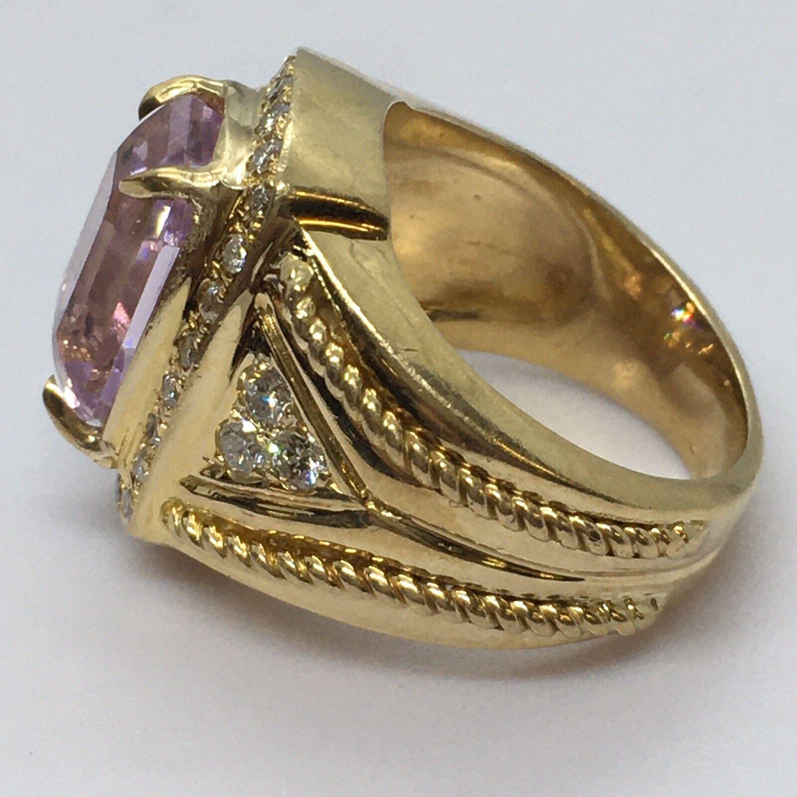 14k Gelbgold Radiant Cut Natural Kunzite & Diamant Ring  



Fingergröße 5
Diamant Gesamtgewicht von 0,5 Karat
5 Karat natürlicher Kunzit im Radiant-Schliff mit den Maßen 8mm x 11mm x 7mm
Wiegt 12,9 Gramm
In gutem Zustand, keine Reparaturspuren,