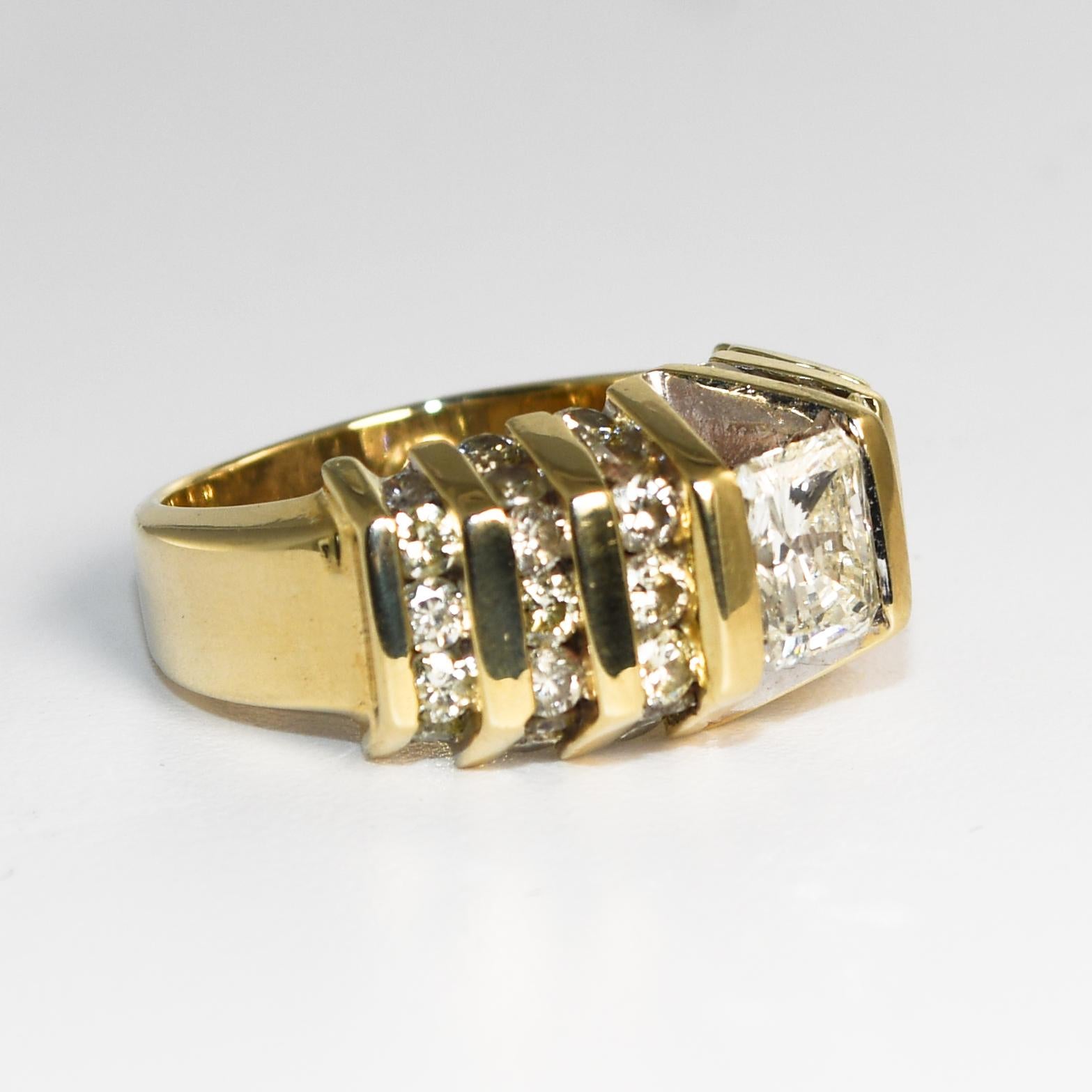 Anillo de Oro Amarillo de 14k con un centro de 1,00 quilates de talla radiante SI2-I1 Claridad I-J-K Color y mide 6,1 mm x 5,1 mm x 3,8 mm.
El anillo tiene un sello de 14 quilates y pesa 8,3 gramos.
Hay 38 diamantes redondos de talla brillante en