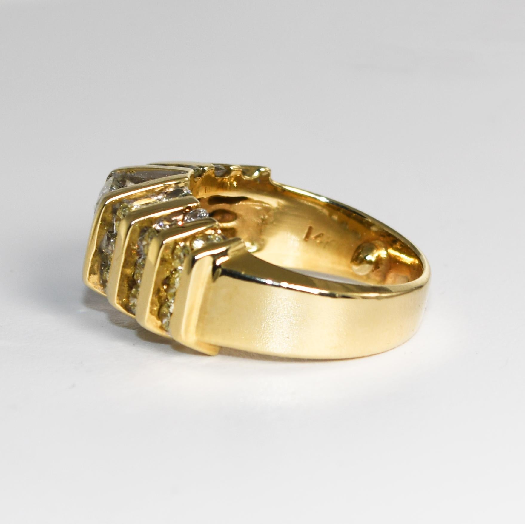 Femenino o masculino Anillo de diamantes talla radiante de oro amarillo de 14 quilates 2,00 ct en venta