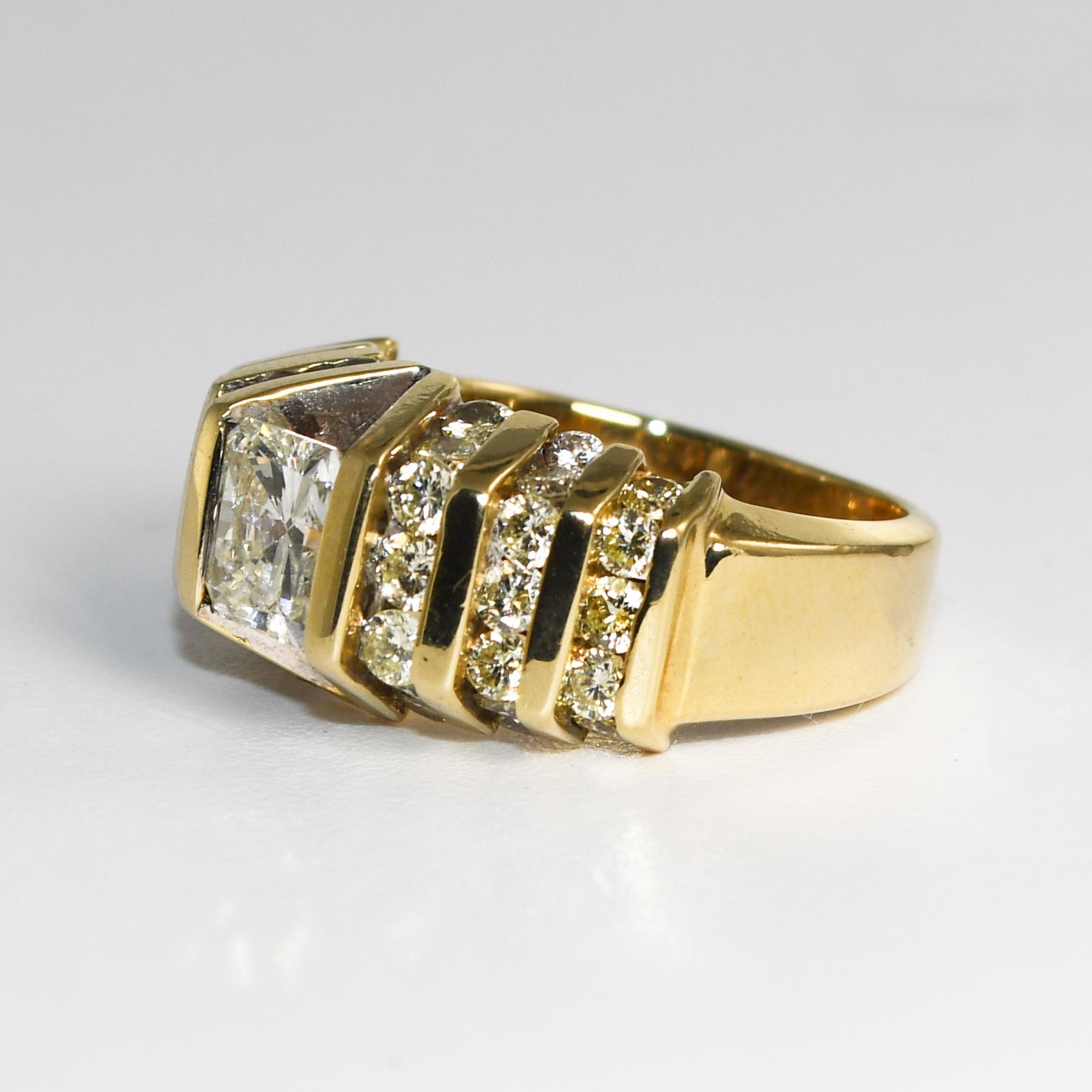 Anillo de diamantes talla radiante de oro amarillo de 14 quilates 2,00 ct en venta 1