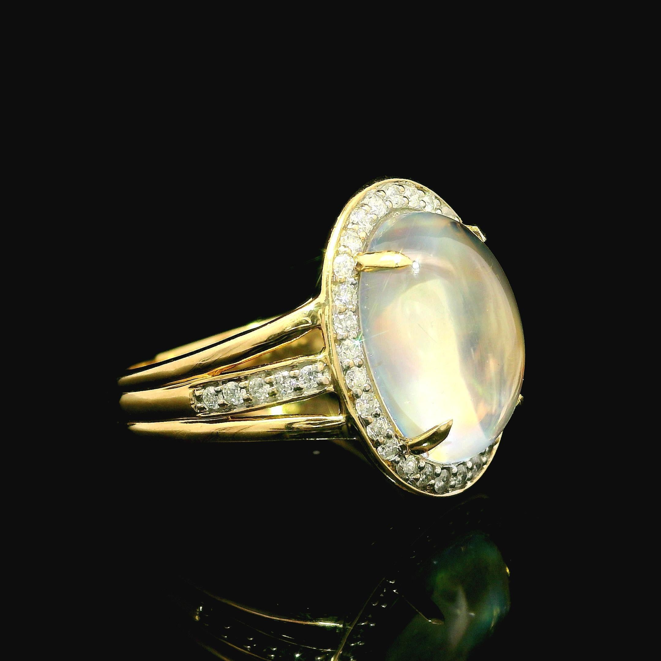 14k Yellow Gold Rainbow Moonstone & 0.30ctw Diamond Oval Large Ring In Excellent Condition In Montclair, NJ