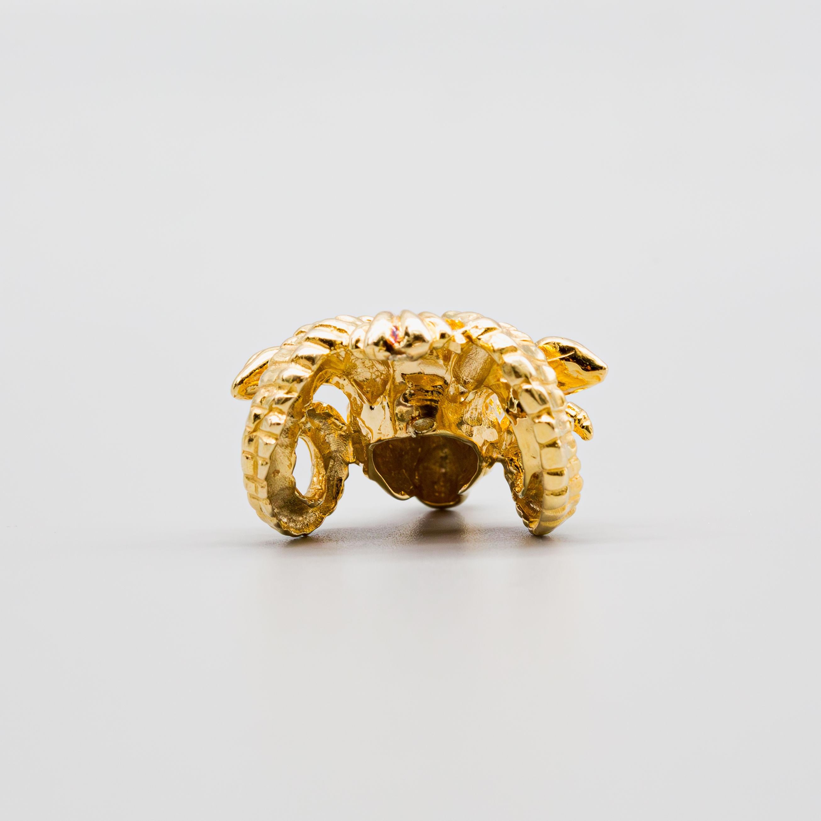 Ciondolo ariete in oro giallo 14k In condizioni buone in vendita a Bernardsville, NJ