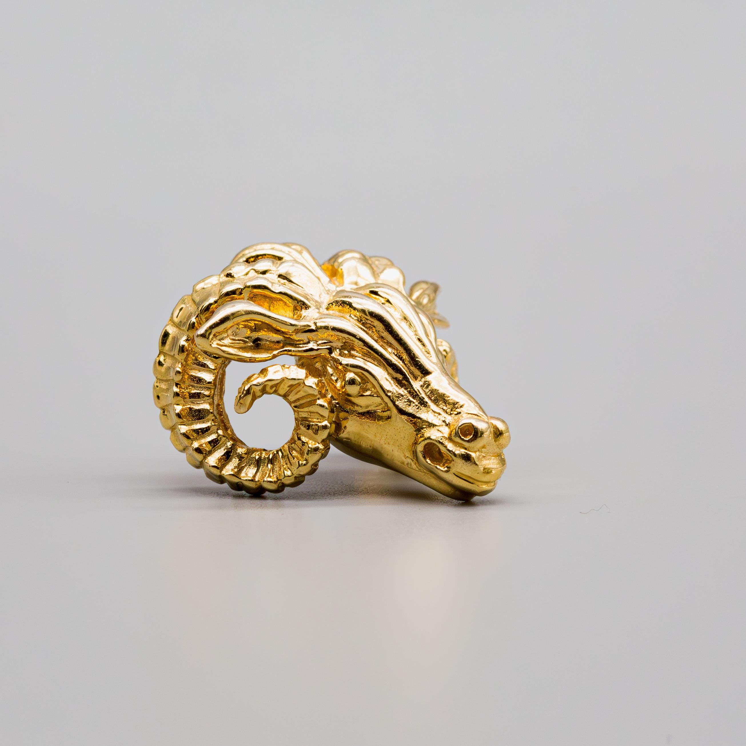 Ciondolo ariete in oro giallo 14k in vendita 2