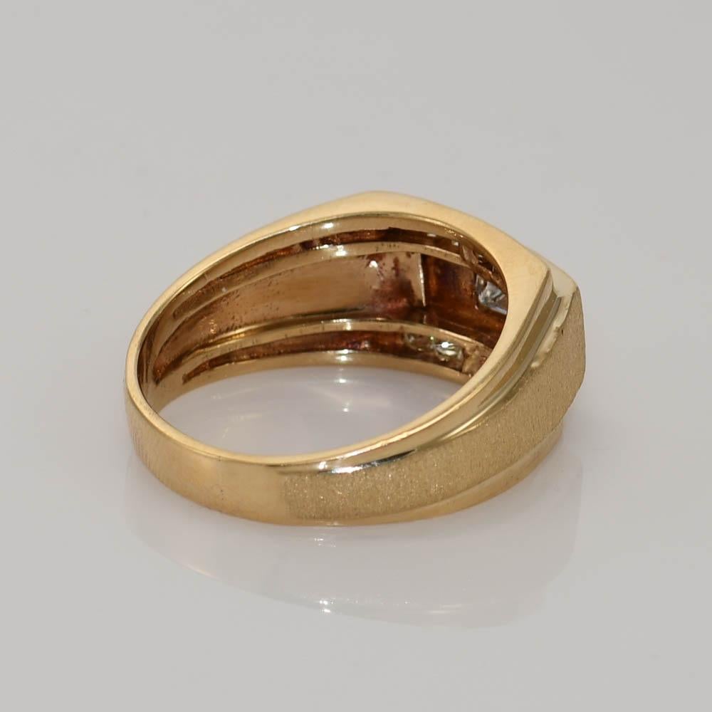 Men's diamond ring in 14k yellow gold.
Stamped 14k and weighs 10.7 grams.
The center diamond is 0.88 carats rectangle shape with brilliant cut on the bottom.
The color is G to H, VS clarity.
The side diamonds are round brilliant, .50 total carats, H