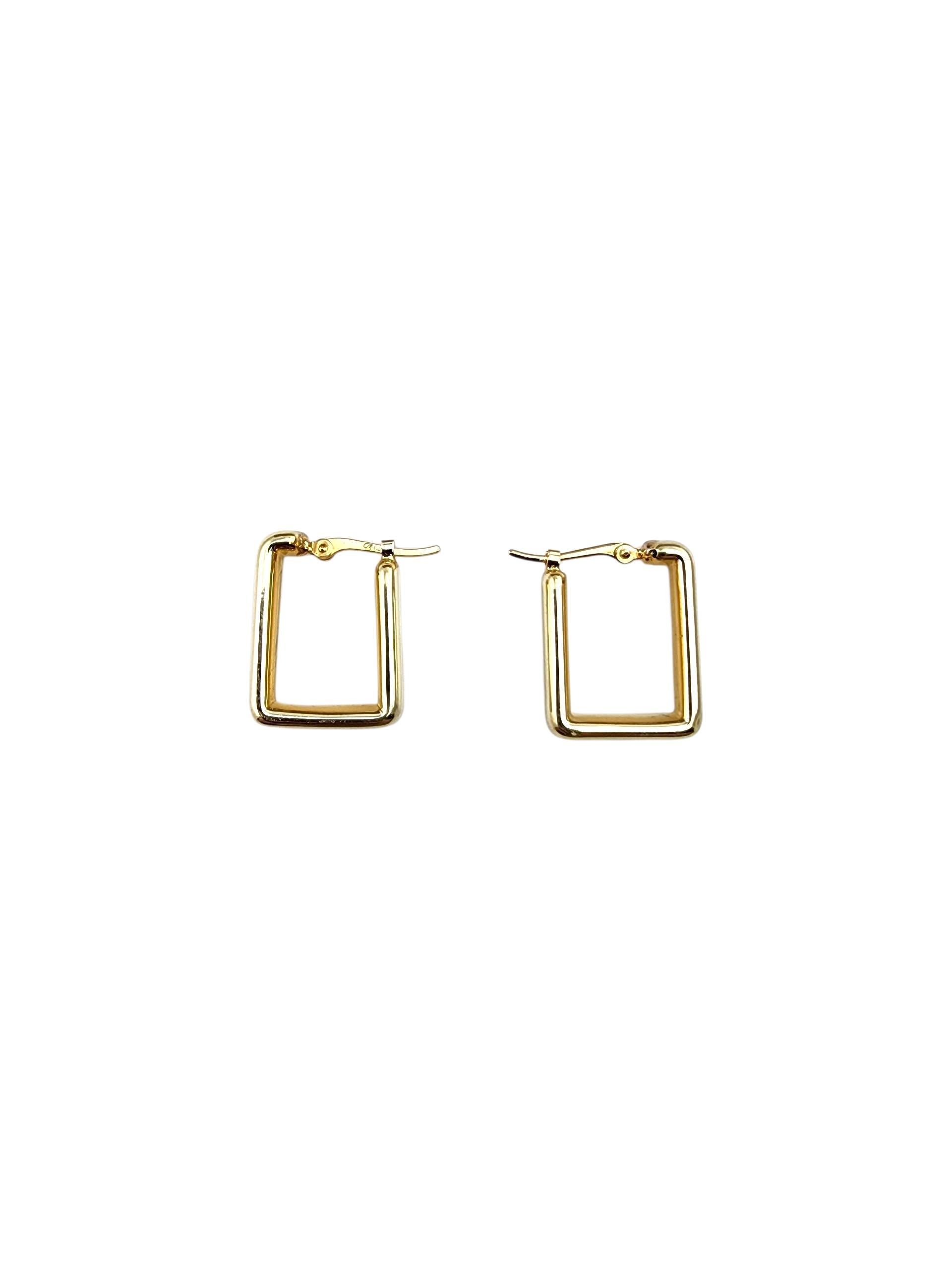 Pendientes de aro rectangulares de oro amarillo de 14 quilates

Estos elegantes aros son la pieza perfecta para llamar la atención. Esta pieza presenta unos pendientes de aro de forma rectangular meticulosamente diseñados en oro amarillo de 14