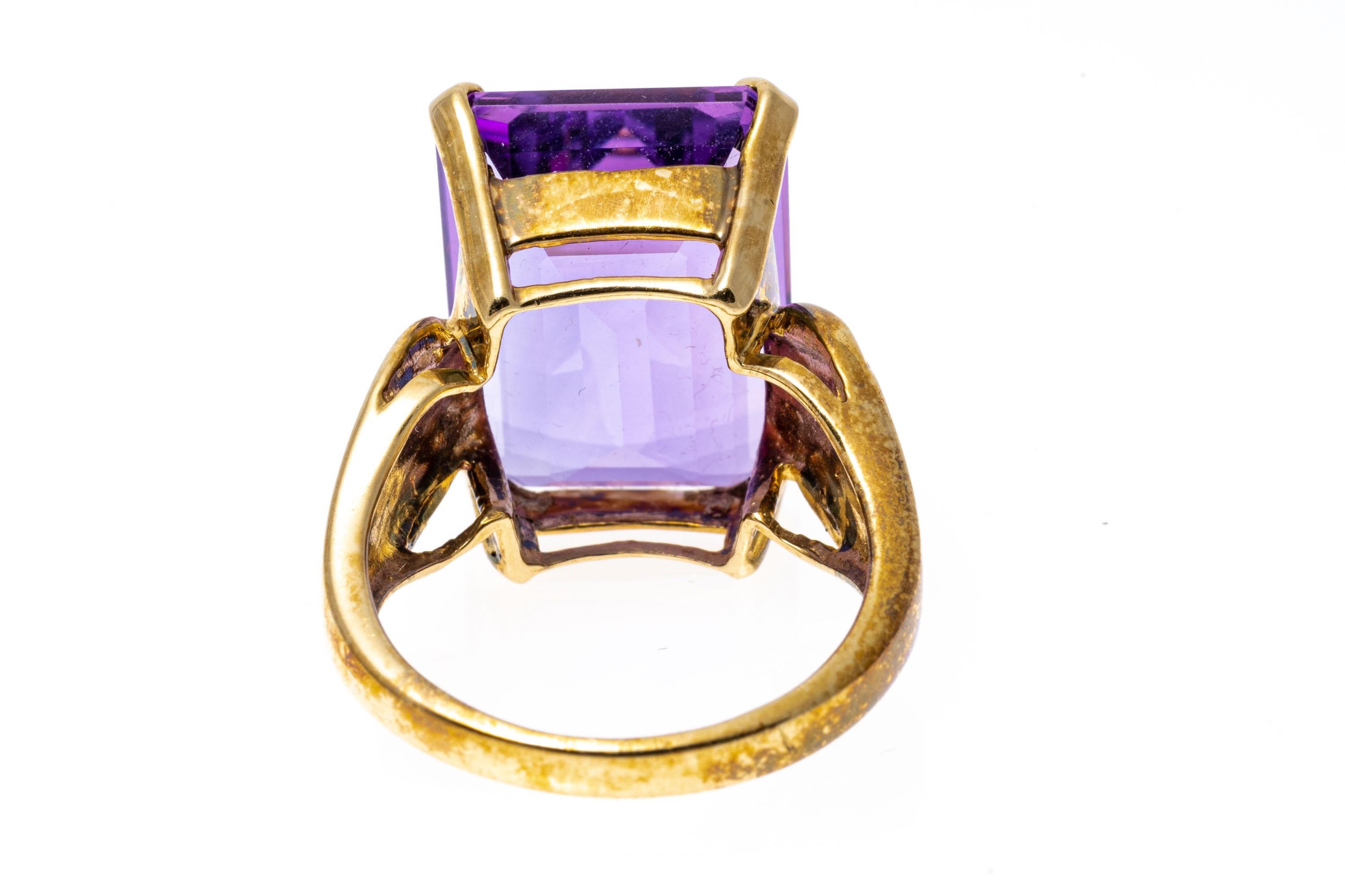 Bague rectangulaire en or jaune 14 carats avec améthyste convexe 12,07 carats sur les côtés Bon état - En vente à Fairfield, CT