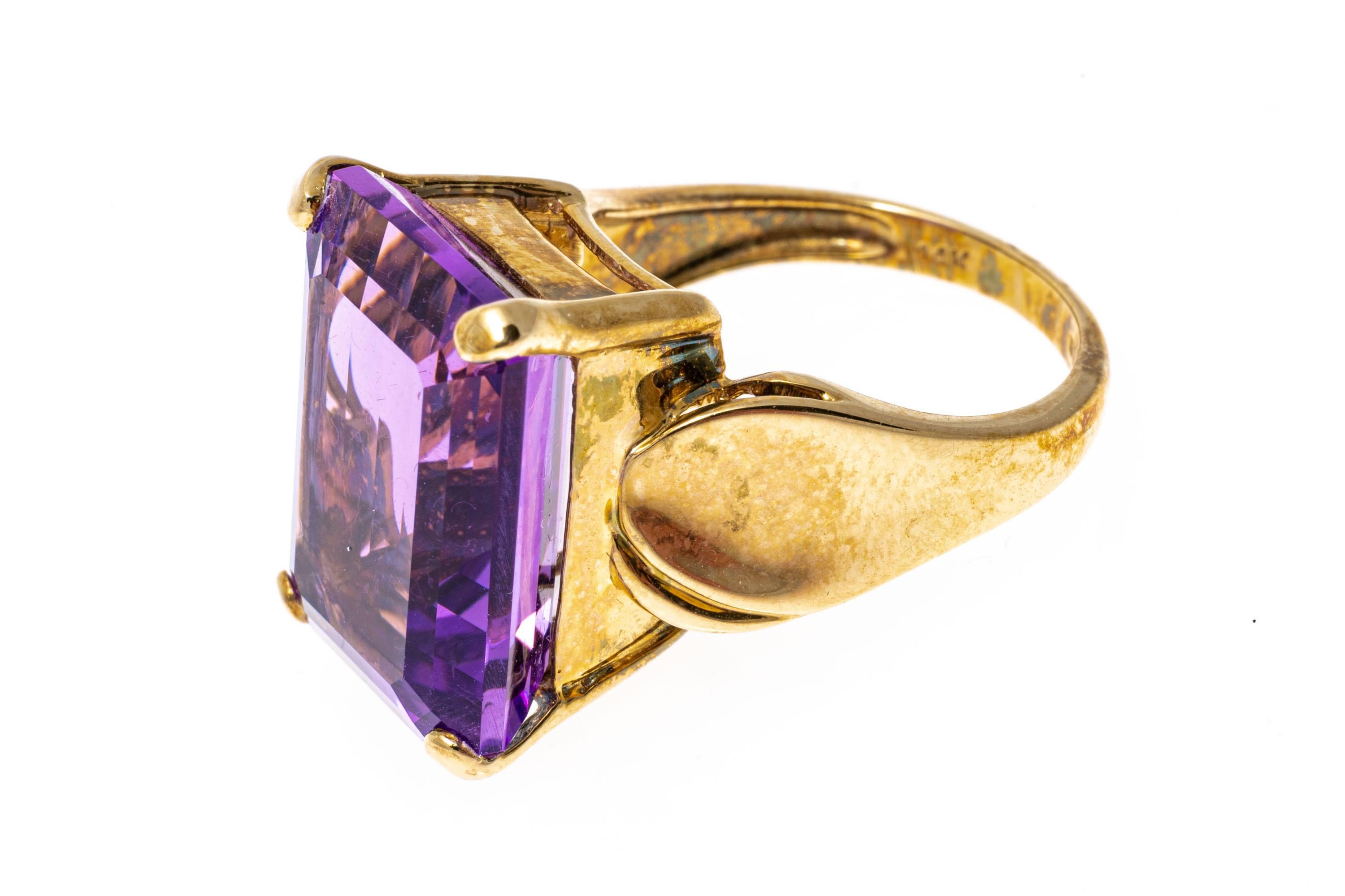 Bague rectangulaire en or jaune 14 carats avec améthyste convexe 12,07 carats sur les côtés en vente 1