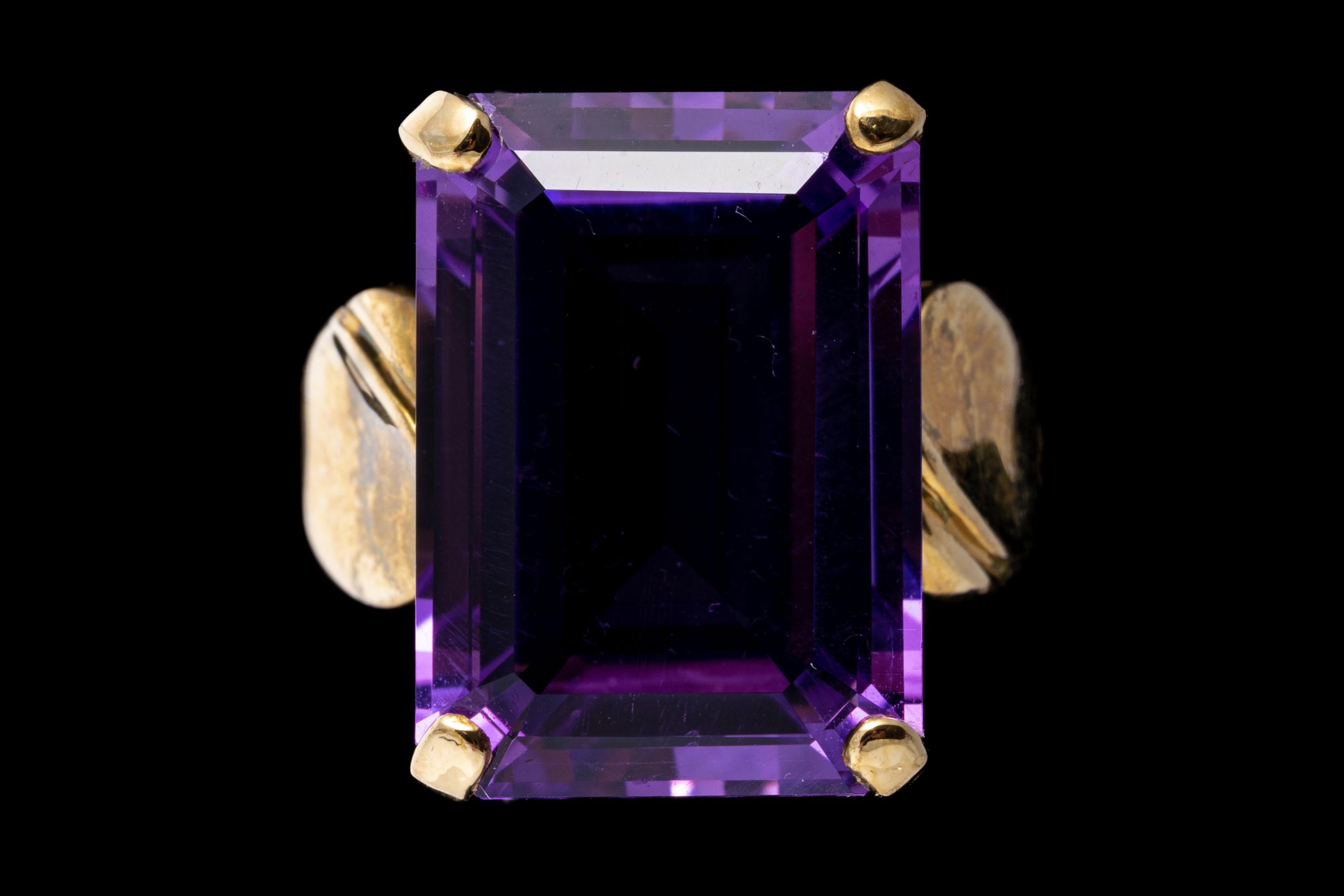 Bague rectangulaire en or jaune 14 carats avec améthyste convexe 12,07 carats sur les côtés en vente 2