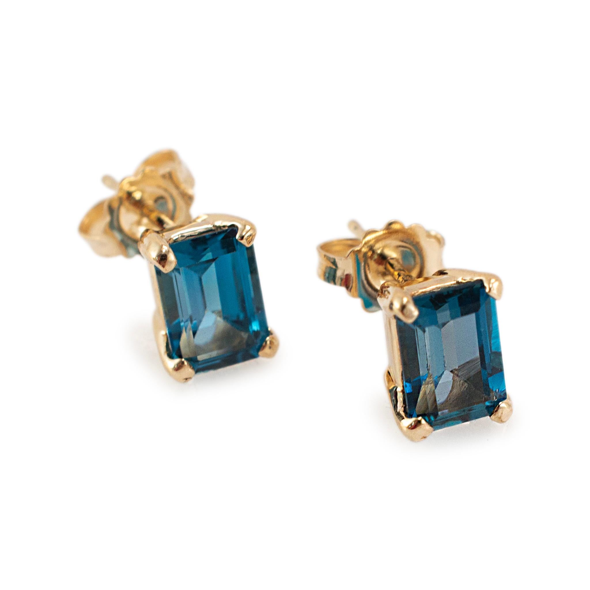 Taille émeraude Boucles d'oreilles en or jaune 14K avec topaze bleue rectangulaire en vente