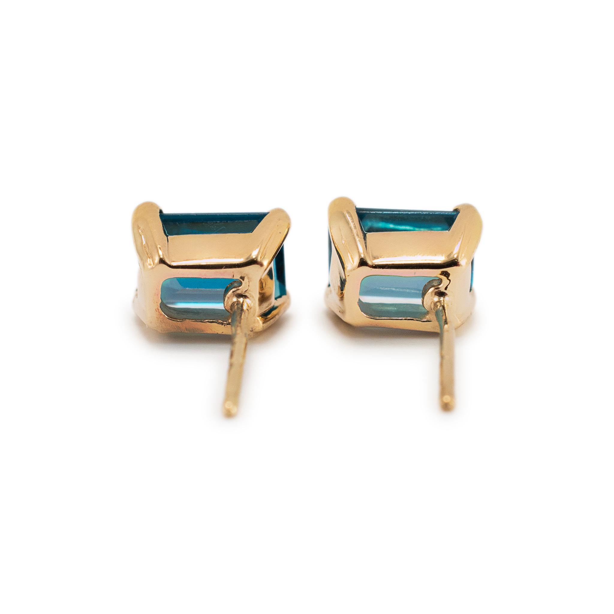 Boucles d'oreilles en or jaune 14K avec topaze bleue rectangulaire Excellent état - En vente à Houston, TX