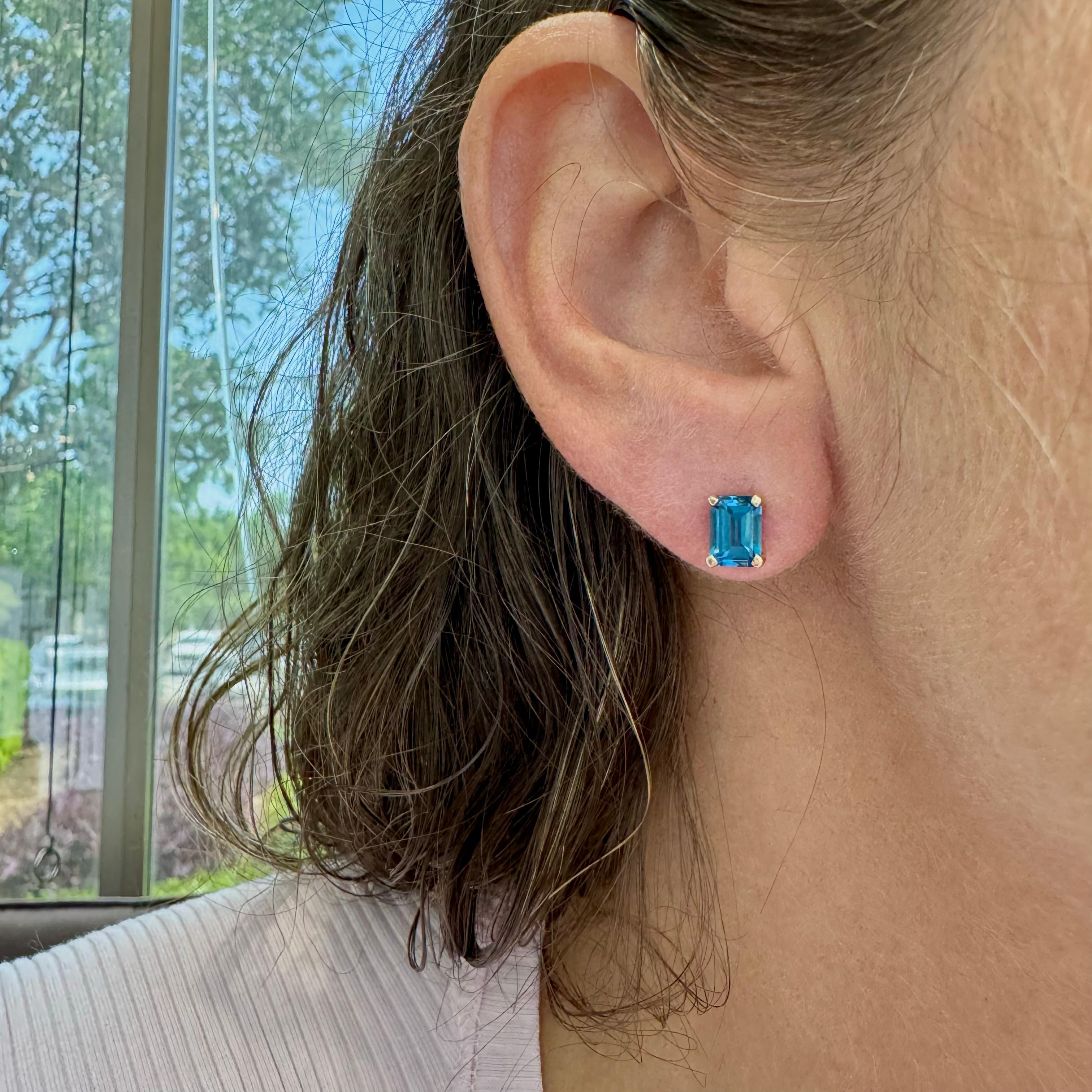 Boucles d'oreilles en or jaune 14K avec topaze bleue rectangulaire en vente 1