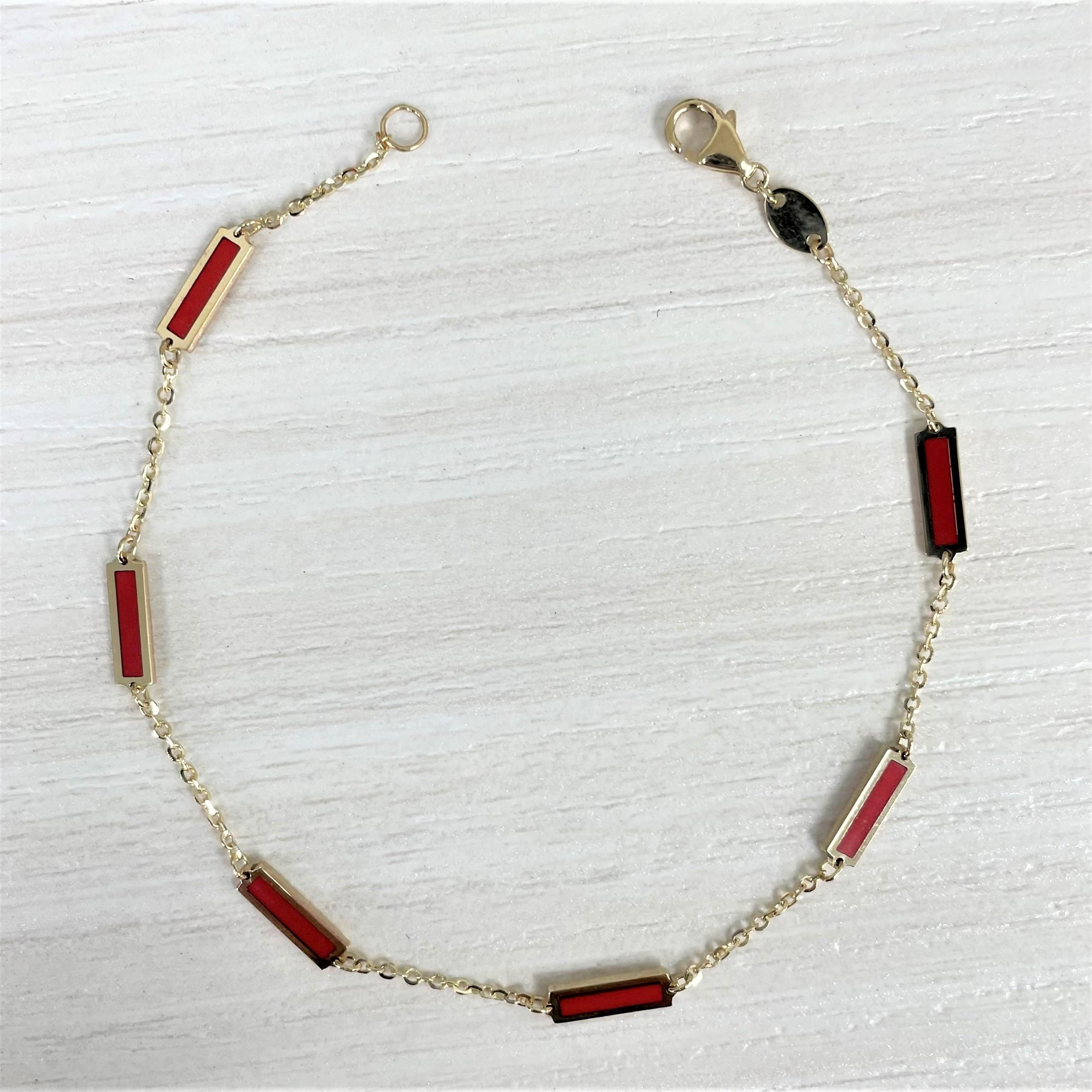 Contemporain Bracelet à barres station en or jaune 14 carats et corail rouge en vente