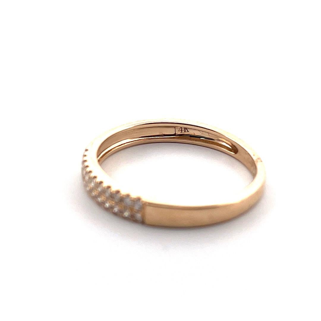 14 Karat Gelbgold Roter Emaille-Diamant-Ring

Dieser exquisite Ring ist aus 14-karätigem Gelbgold gefertigt und mit einer leuchtend roten Emaille versehen. Der Ring wird durch einen atemberaubenden Diamanten von 0,13 Karat in einer klassischen