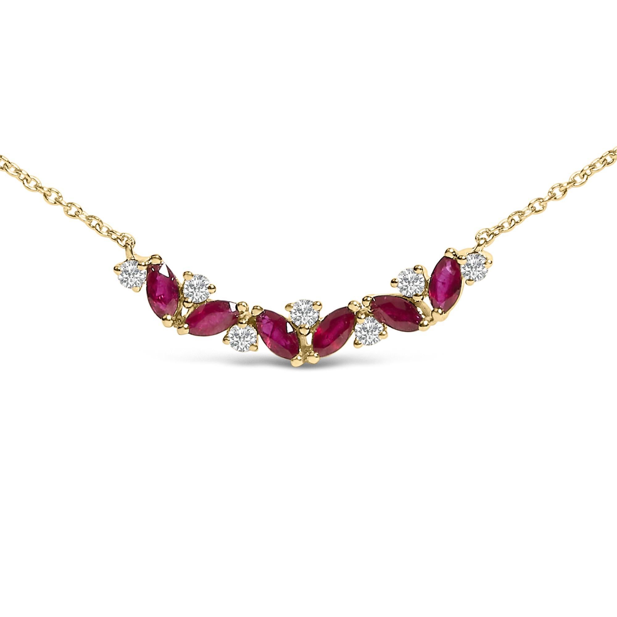 Scopri l'eleganza ad ogni sguardo di questa radiosa collana da 18 pollici, una sinfonia di brillantezza naturale e fascino artigianale. Forgiata nel caldo abbraccio dell'oro giallo 14 carati, la sottile catena a cavo e la sicura chiusura a