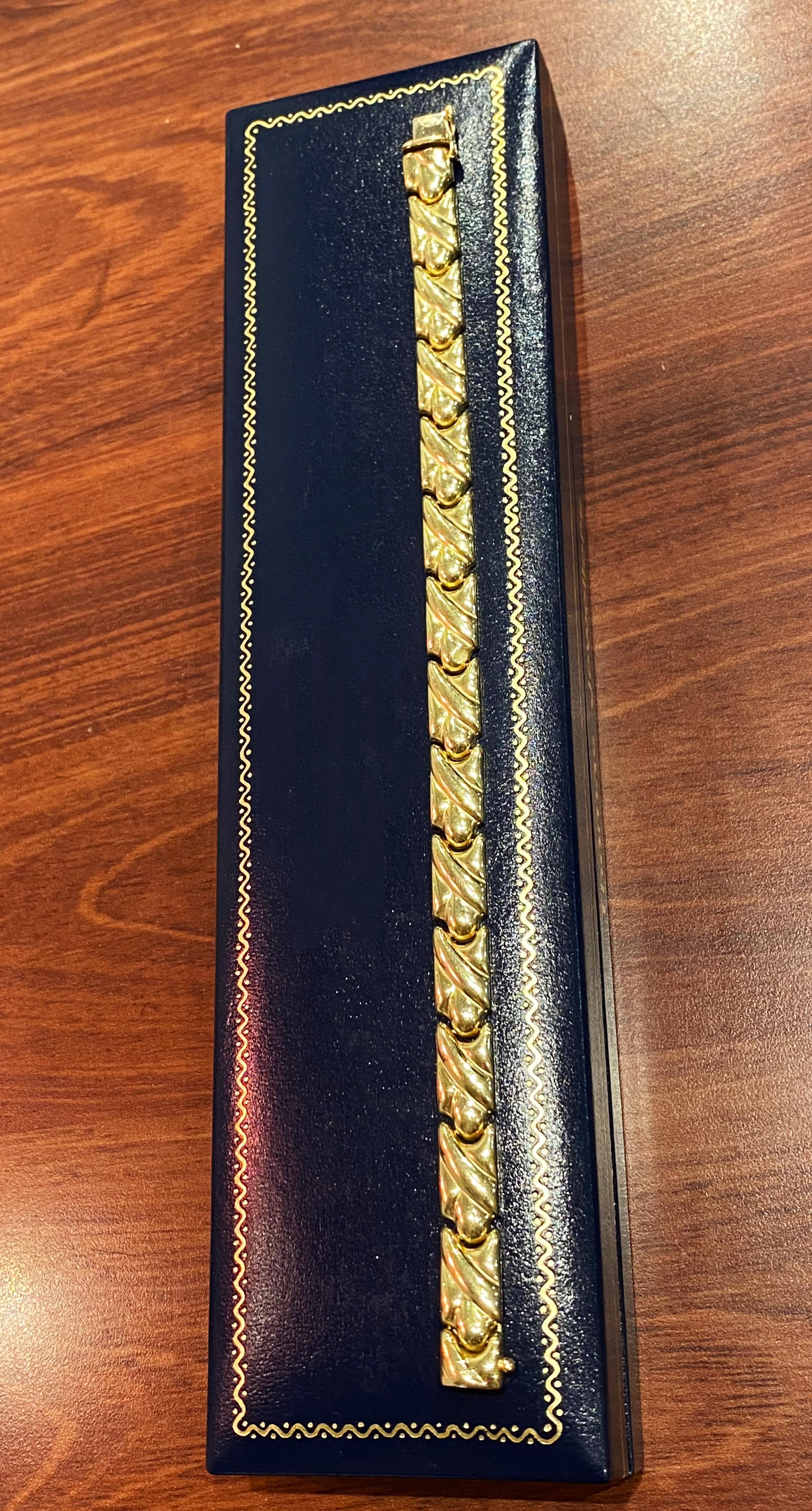 Di un design intricato, 
questo elegante braccialetto vintage è stato realizzato in Italia

A Link, con finitura geometrica convessa, 
ciascuna misura 15 mm (L) circa x 7 mm (W)
eseguito in oro giallo 14K 

Con un'elegante finitura satinata sul