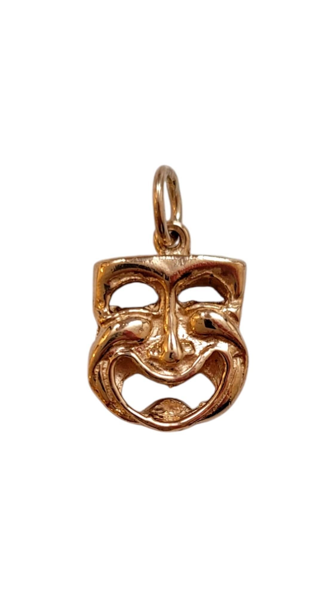 Charm reversibile in oro giallo 14K per commedia e tragedia.

Questo esclusivo ciondolo reversibile per tragedia e commedia presenta due disegni distinti, che simboleggiano l'equilibrio senza tempo tra gioia e dolore. Realizzato con dettagli