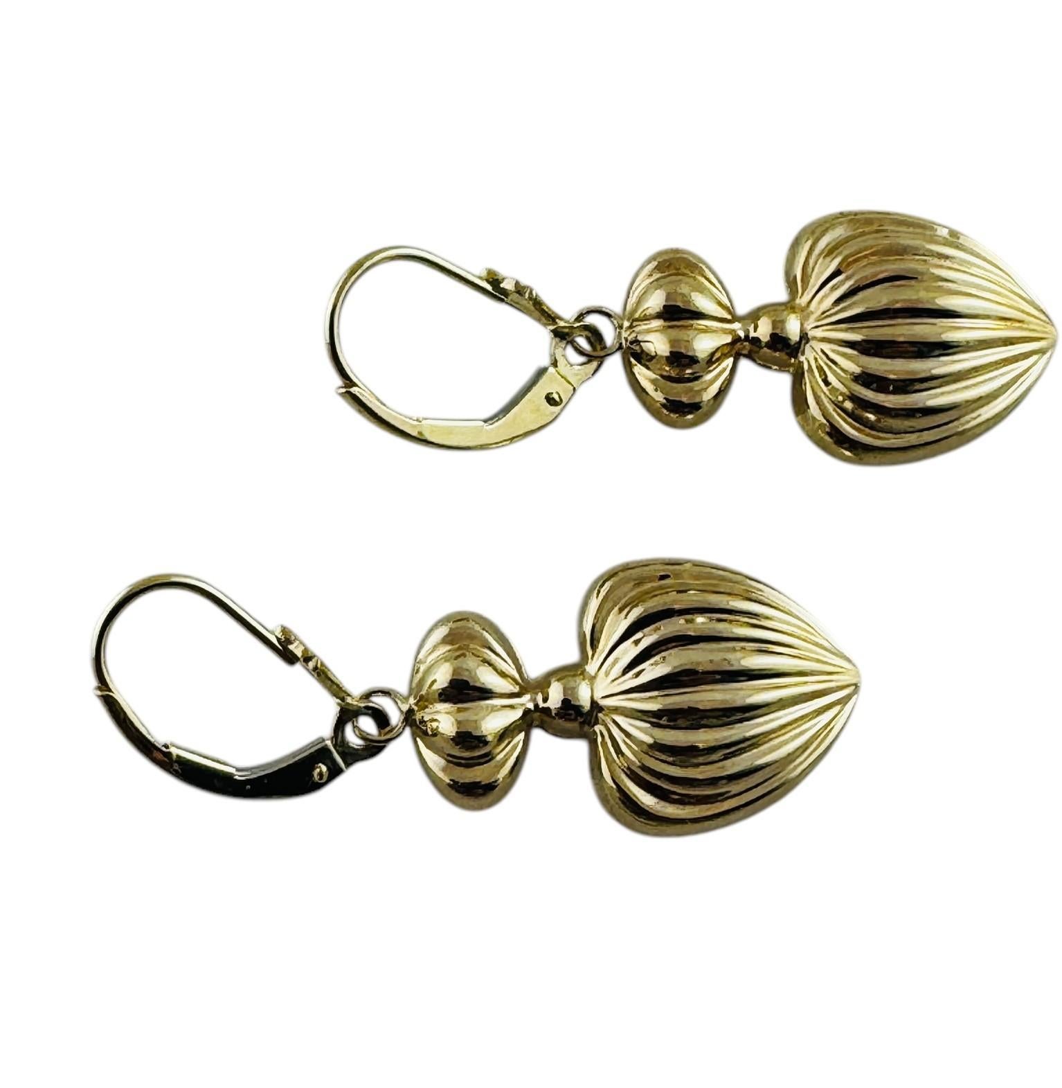 14K Yellow Gold Ribbed Dangle Ornate Heart Earrings #20682 In Good Condition For Sale In Washington Depot, CT