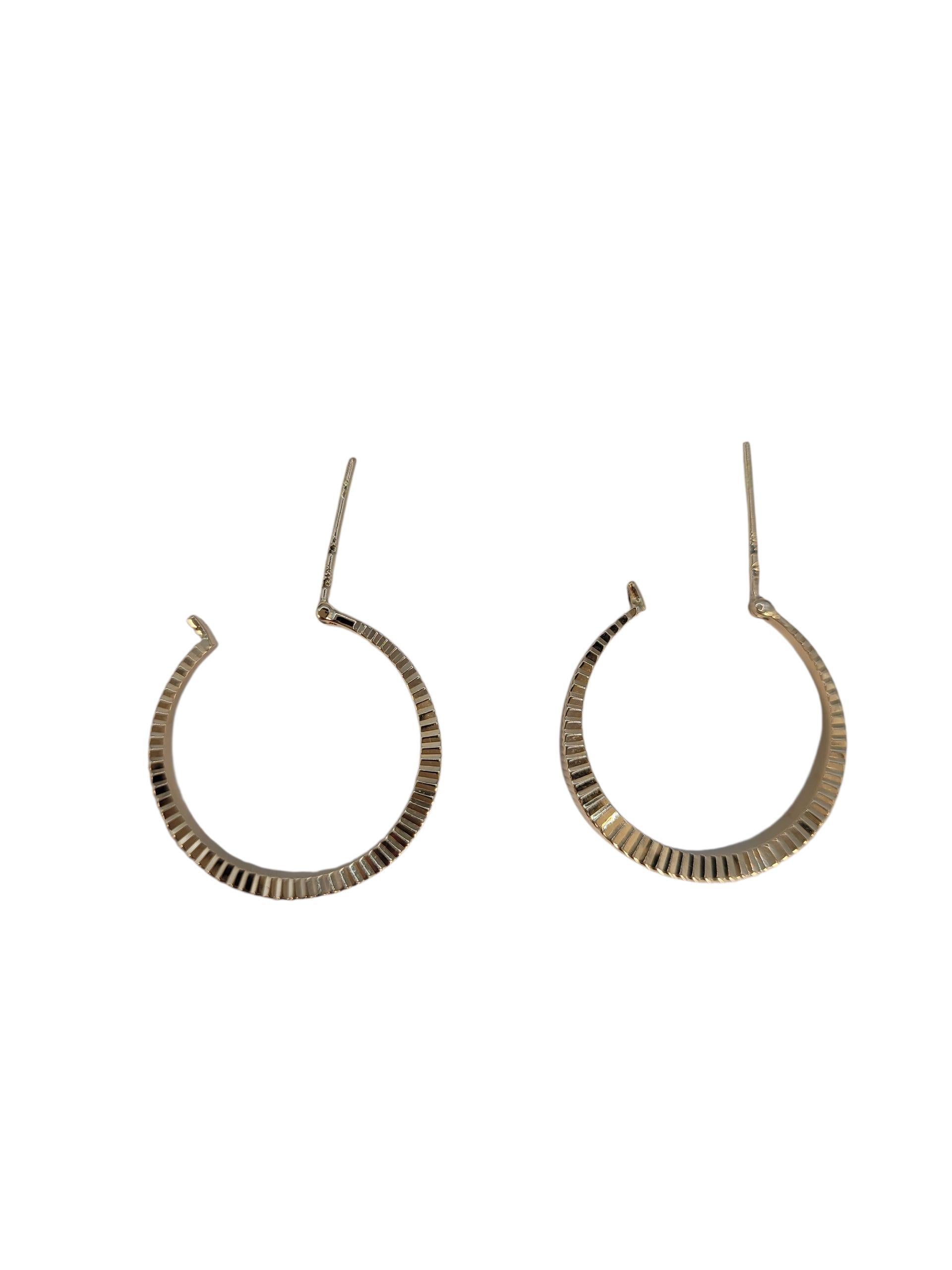 Orecchini a cerchio con design a coste in oro giallo 14k

Eleganti con un tocco di consistenza, questi orecchini a cerchio in oro giallo 14k presentano un sofisticato design a coste che aggiunge profondità e dimensione a una silhouette