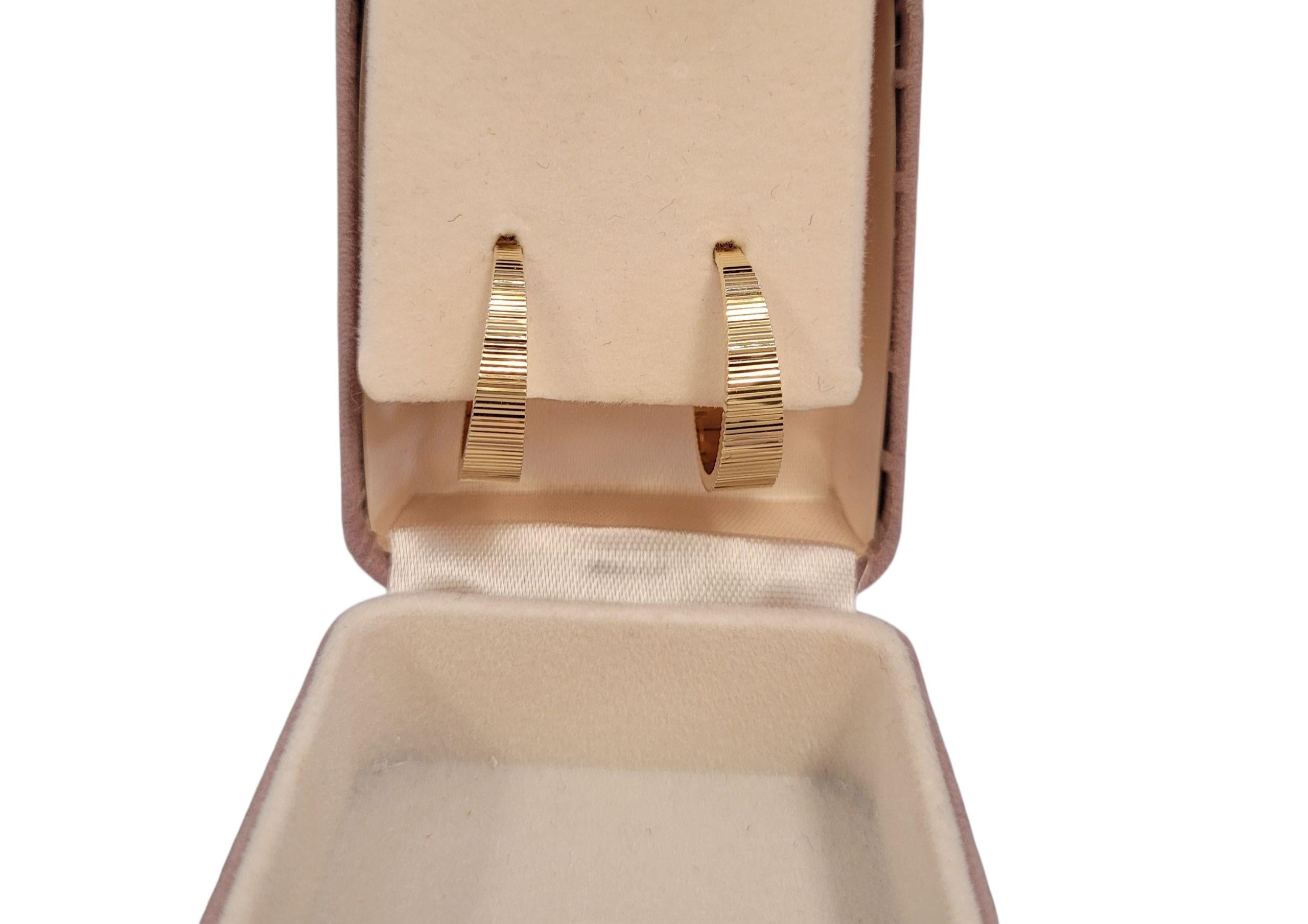 Contemporaneo Orecchini a cerchio con design a coste in oro giallo 14k #23199 in vendita