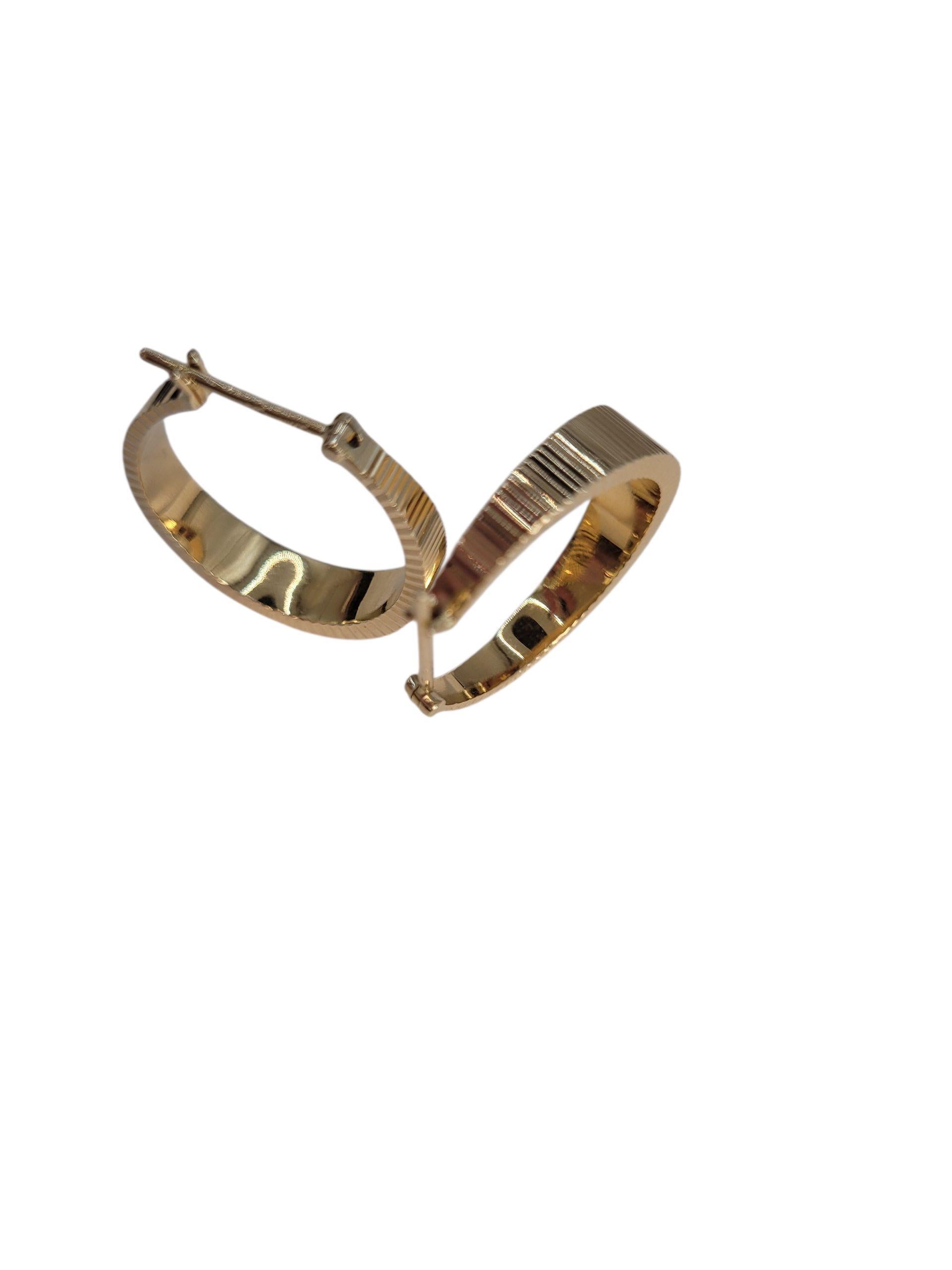 Orecchini a cerchio con design a coste in oro giallo 14k #23199 in vendita 1