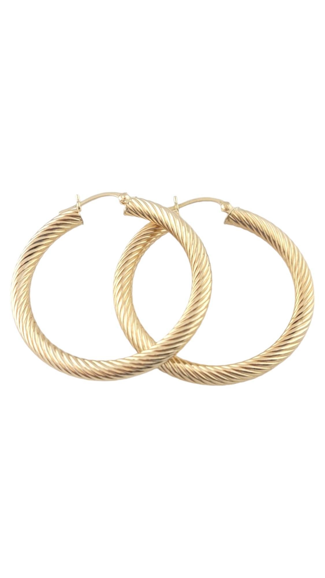 Vintage 14K Yellow Gold Ribbed Hoop Earrings

This gorgeous set of 14K yellow gold hoops have a beautiful, ribbed finish!

Diameter: 38.93mm 
Width: 3.9mm

Weight: 2.5 dwt/ 4.0 g

Hallmark: 14K JCM

Very good condition, professionally