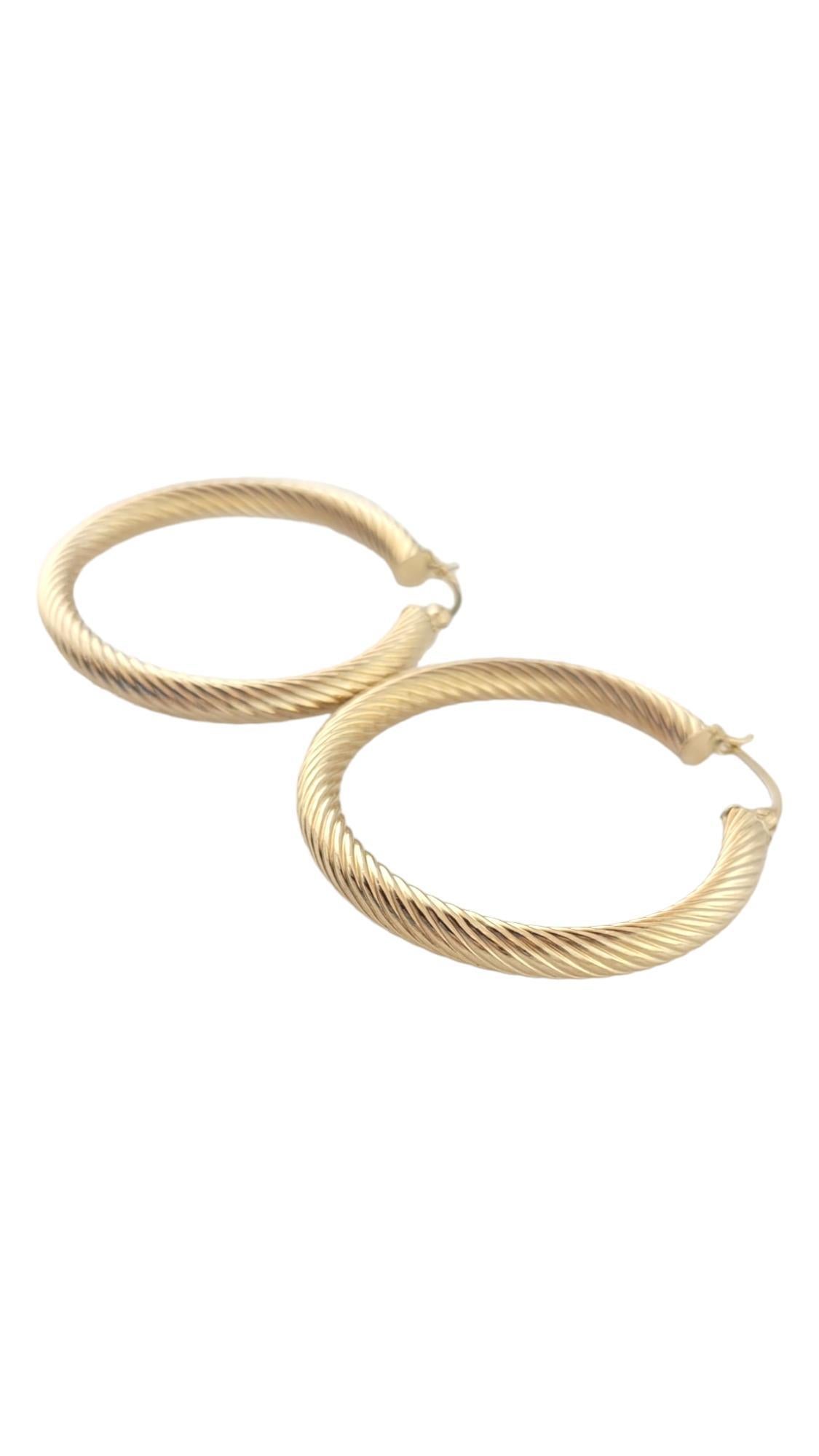 14K Yellow Gold Ribbed Hoop Earrings #16364 In Good Condition For Sale In Washington Depot, CT