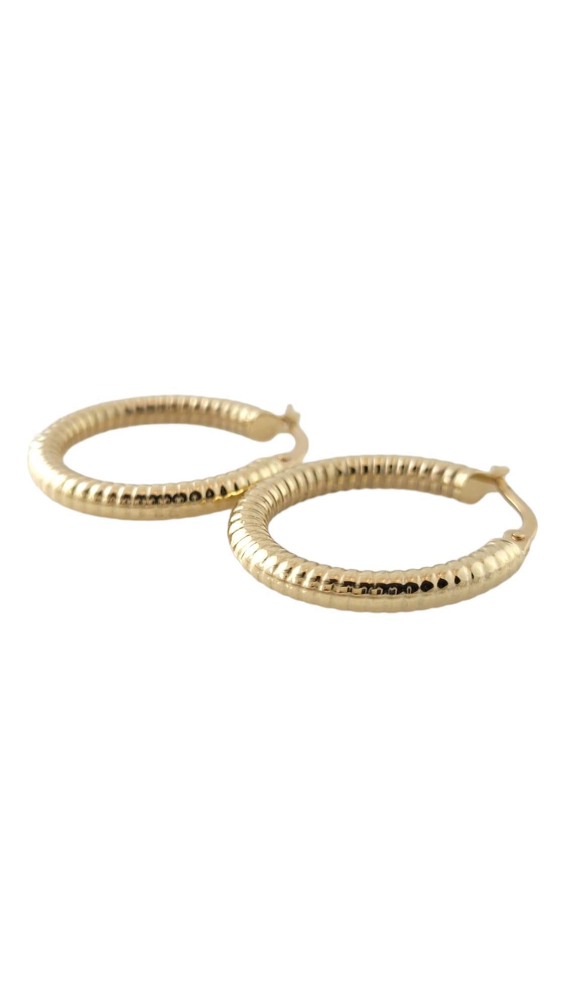 14K Yellow Gold Ribbed Hoop Earrings #16870 In Good Condition For Sale In Washington Depot, CT
