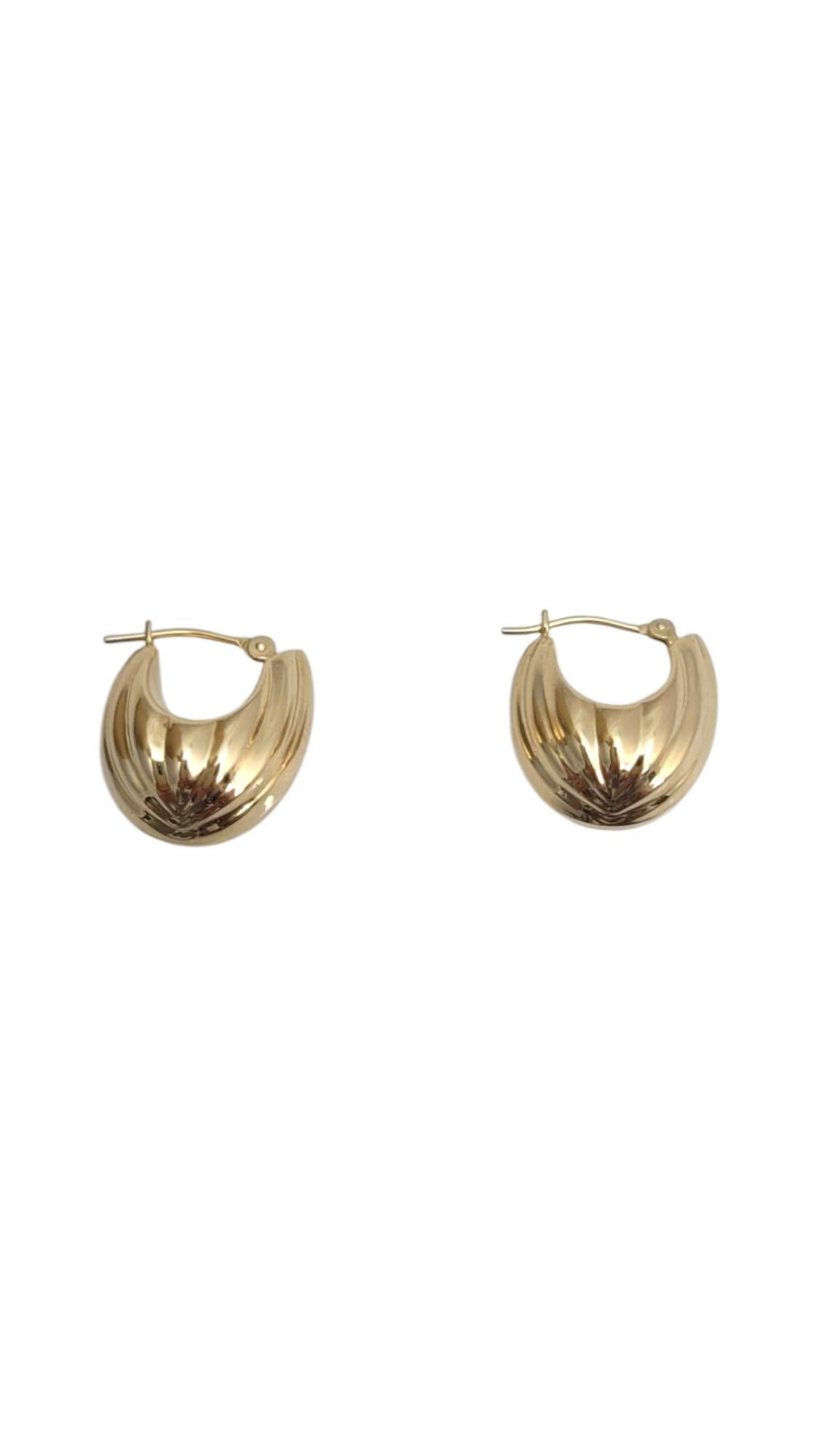 14K Yellow Gold Ribbed Hoop Earrings #21656 In Good Condition For Sale In Washington Depot, CT