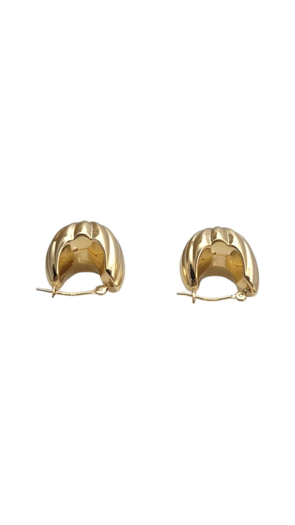 14K Yellow Gold Ribbed Hoop Earrings #21656 For Sale 1