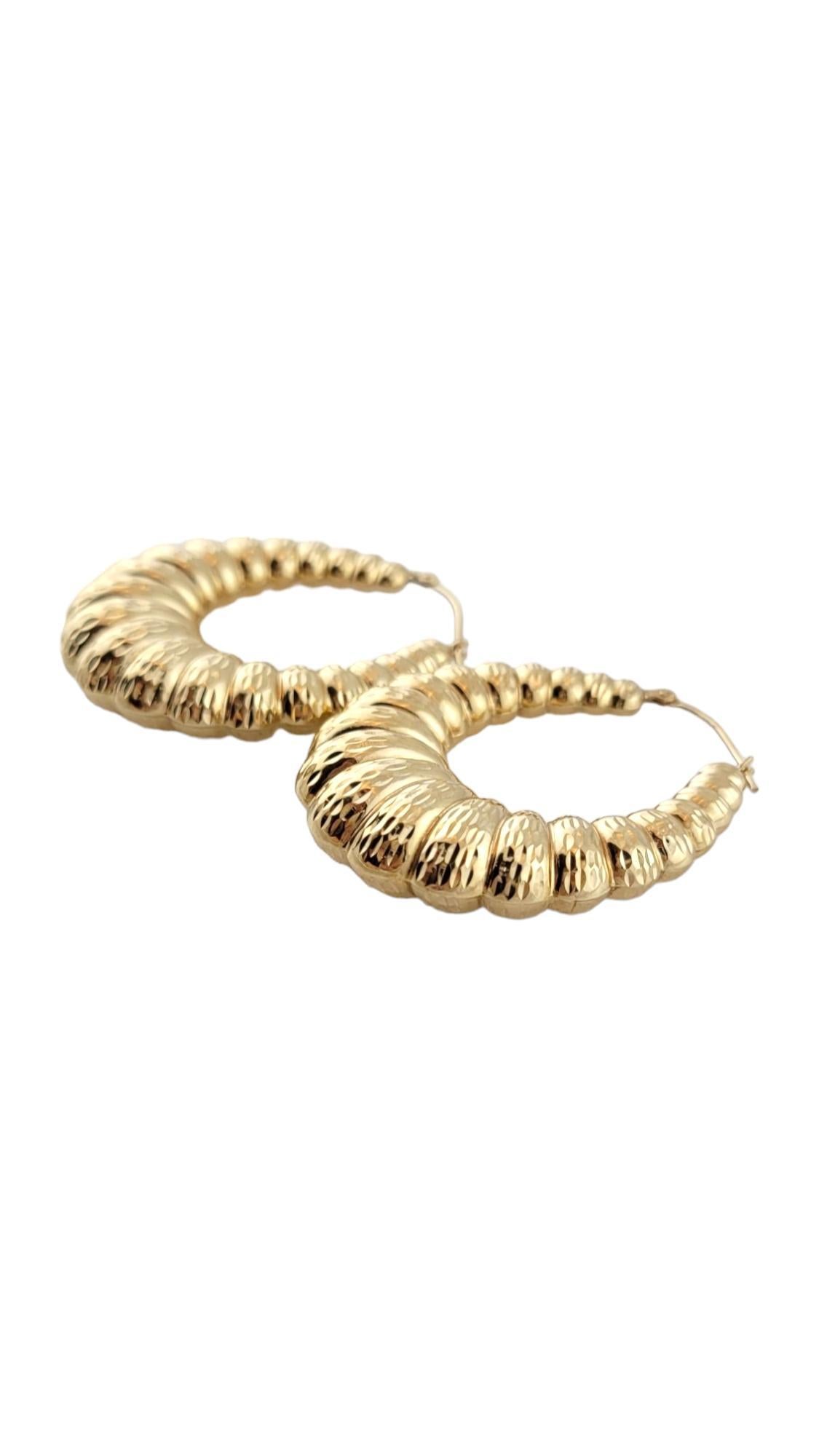 Vintage 14K Yellow Gold Ribbed Oval Hollow Hoops

This gorgeous set of 14K yellow gold, high polish hollow hoops are in a beautiful ribbed oval pattern!

Size: 37.8mm X 32.75mm X 9.05mm
Width at bottom: 13.0mm

Weight: 5.0 g/ 3.2 dwt

Hallmark: