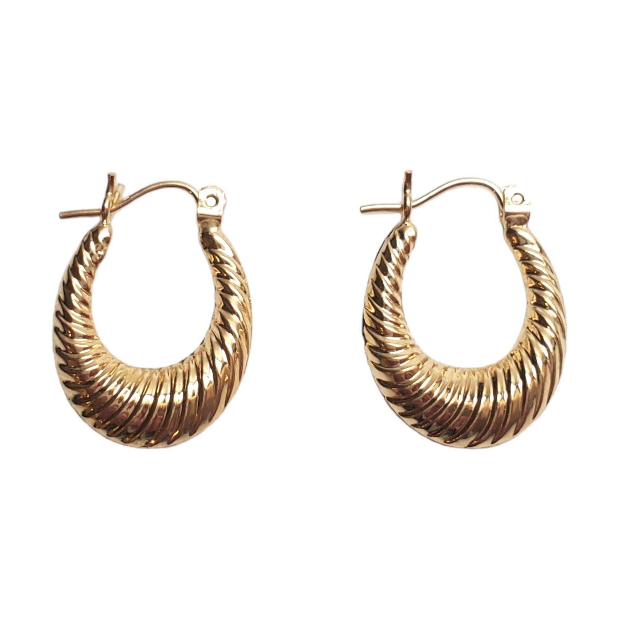 14K Yellow Gold Ribbed Oval Hoop Earrings 

Lovely oval hoop earrings with meticulous rib design in 14K yellow gold.

Hallmark: ML 14K

Weight: 1.2 g/ 0.75 dwt.

Size: 6.4 mm X 3.7 mm X 2.4 mm

Very good condition, professionally polished.

Will