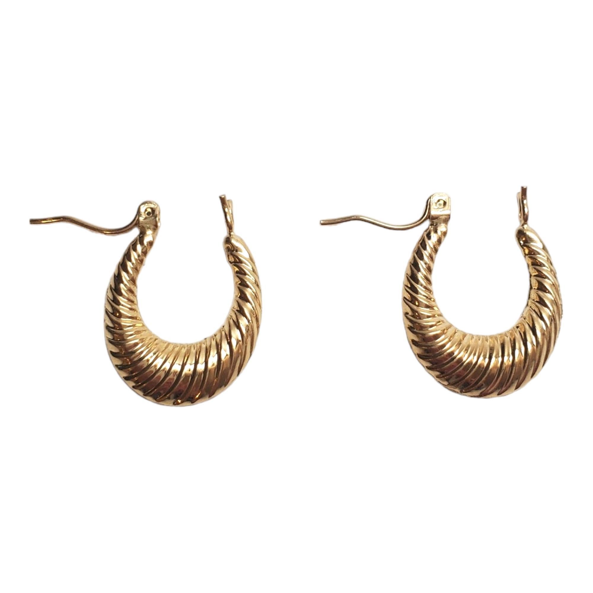 14K Yellow Gold Ribbed Oval Hoop Earrings #17859 In Good Condition In Washington Depot, CT
