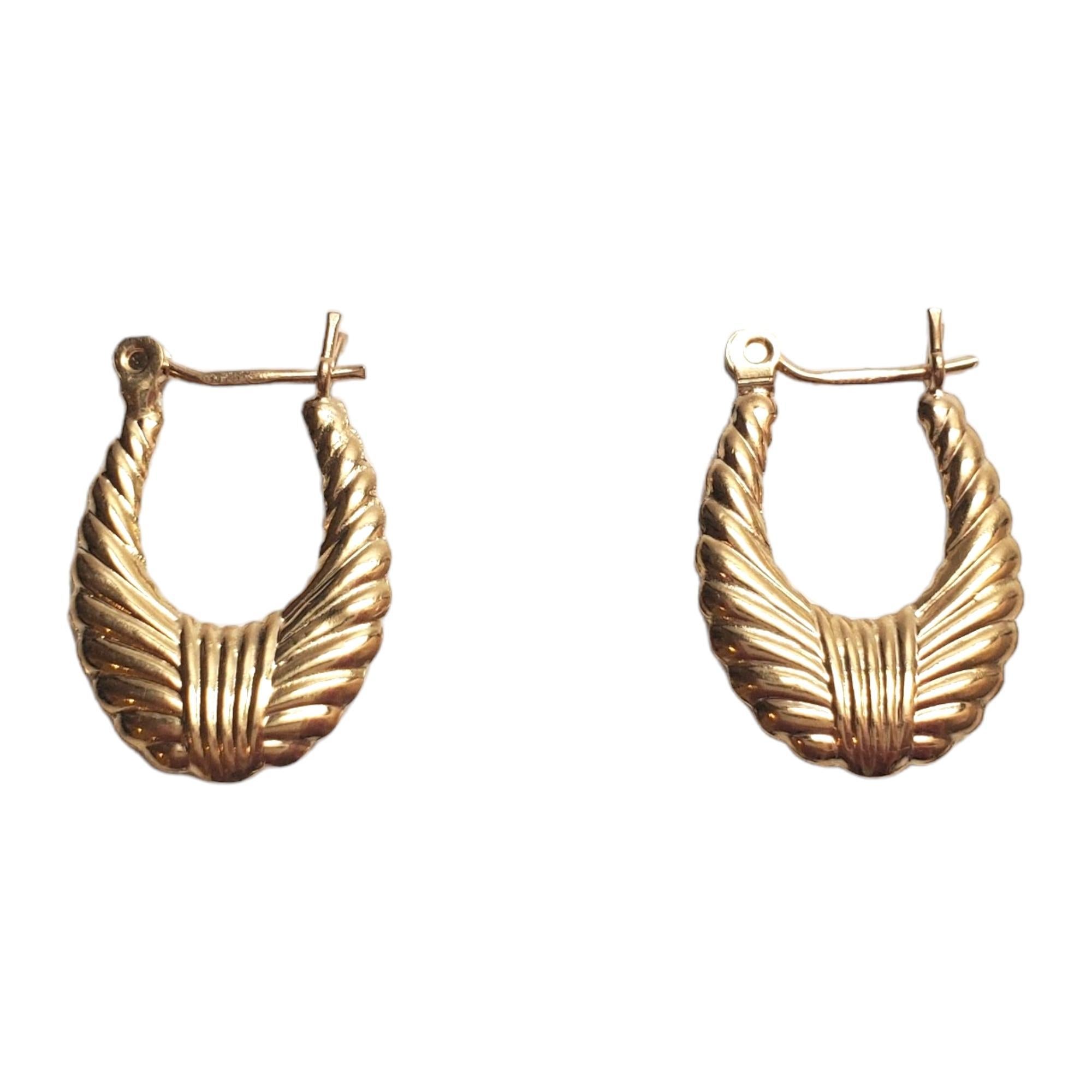 14K Yellow Gold Ribbed Oval Hoops 

Very good condition, professionally polished.

Will come packaged in a gift box or pouch (when possible) and will be shipped U.S. Priority Mail Insured.

Hallmark: JAW 14K

Weight: 1.4 g/ 0.9 dwt.

Size: 5.8 mm X