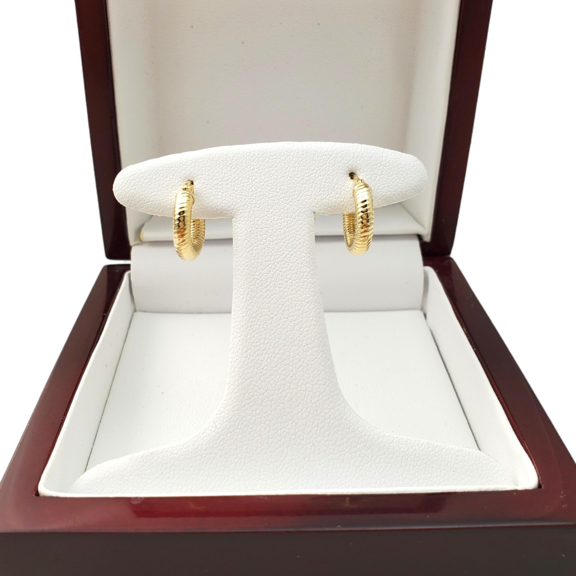 14K Yellow Gold Ribbed Small Hoop Earrings #16656 For Sale 7