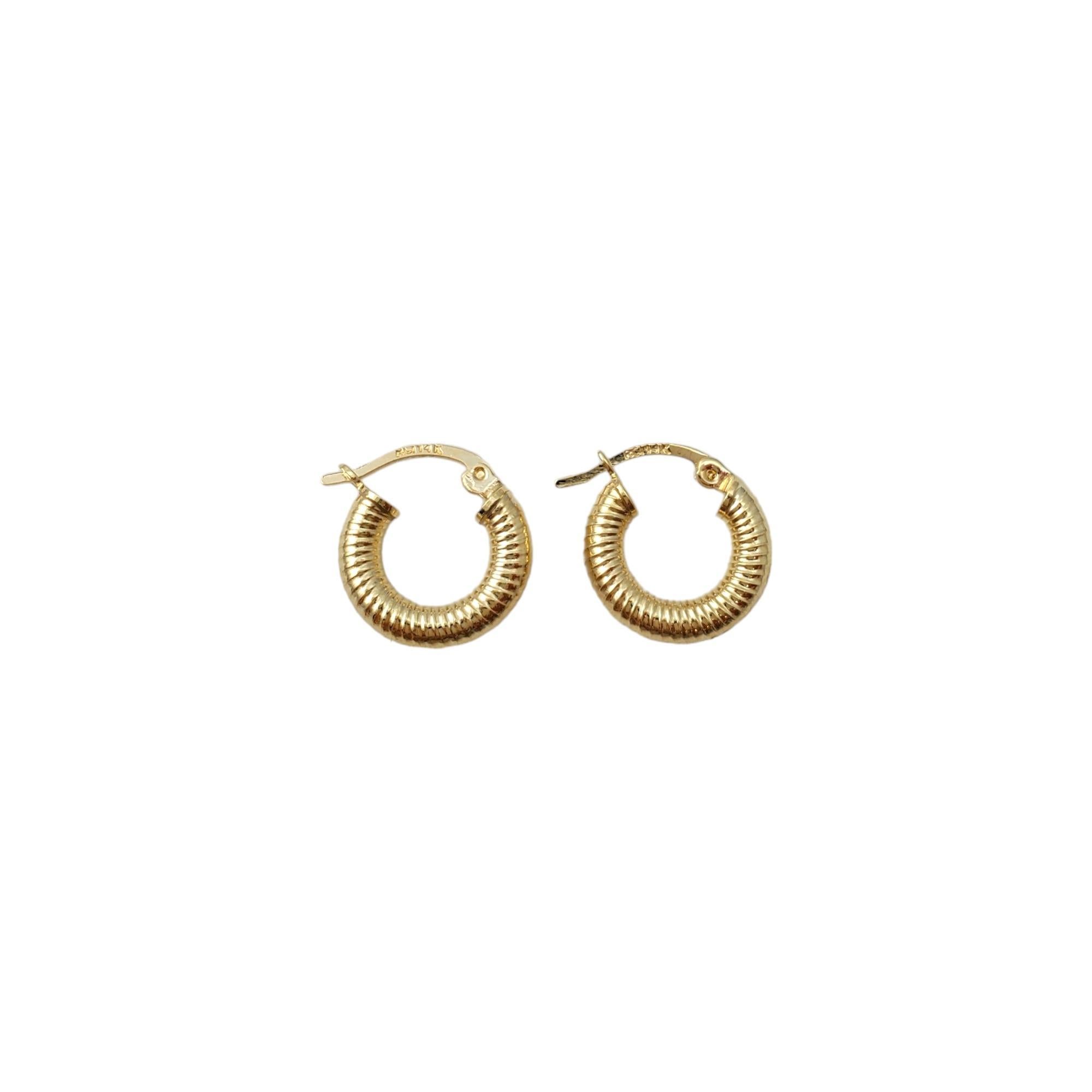 Vintage 14K Yellow Gold Ribbed Small Hoop Earrings -

These dainty earrings serve as a beautiful accessory.

Size:  13.5 mm X 3.0 mm X 3.0 mm

Weight:  0.7 dwt. /  1.1 gr.

Marked: 14K RCI

Very good condition, professionally polished.

Will come