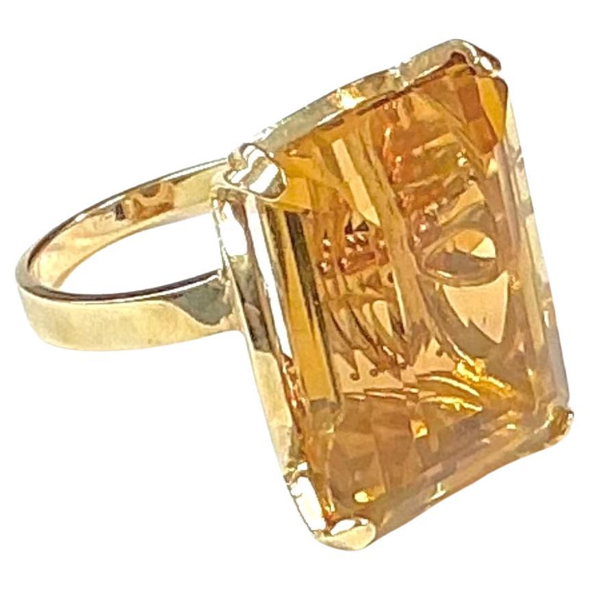 Moderne Bague en or jaune 14 carats avec citrine taille émeraude de 15 carats en vente