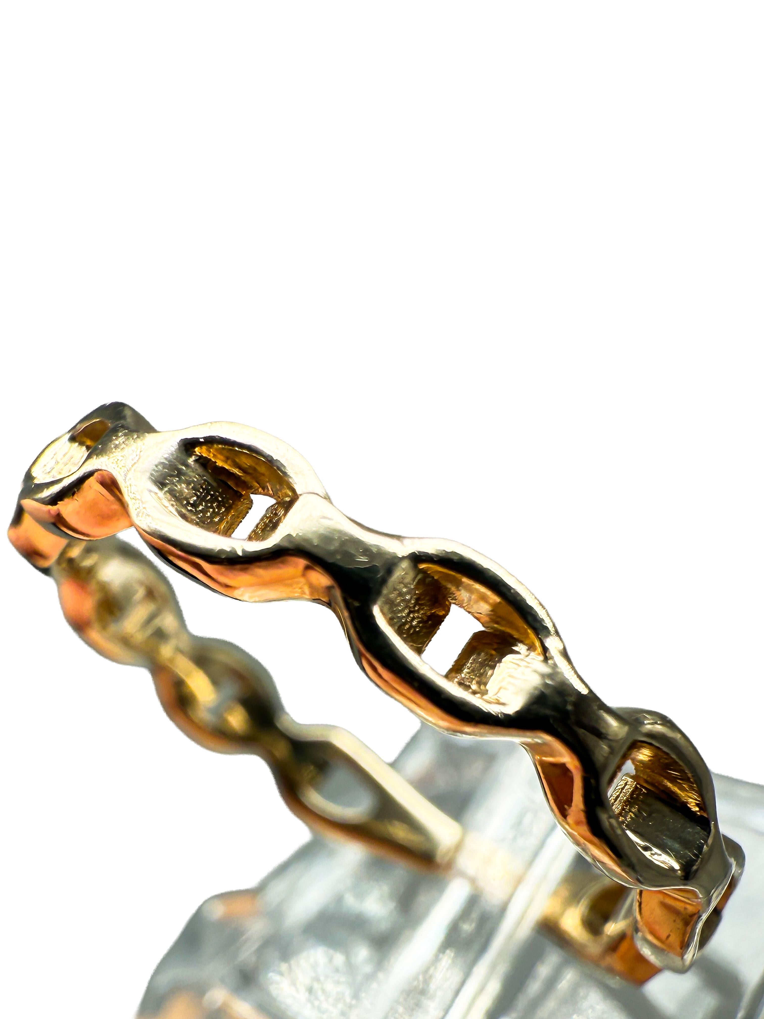 Dieser zeitlose und elegante Ring aus 14-karätigem Gelbgold verbindet klassische Schlichtheit mit hochwertiger Handwerkskunst. Mit seiner runden Form und den klaren Linien wirkt er unaufdringlich und doch raffiniert - ein Schmuckstück, das zu jedem