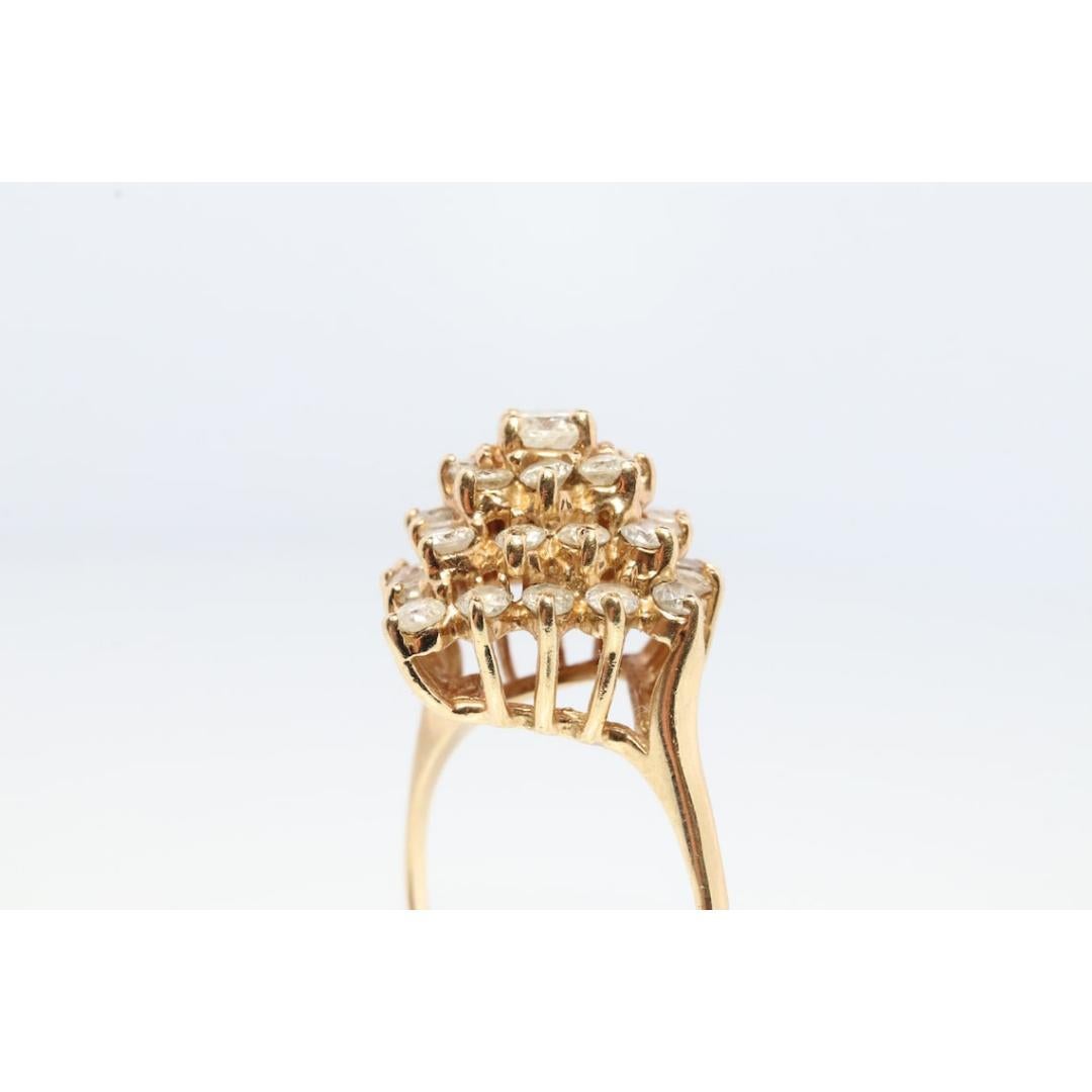 Bague en or jaune 14k. Bague grappe de diamants ronds. Diamant en cascade. en vente 6
