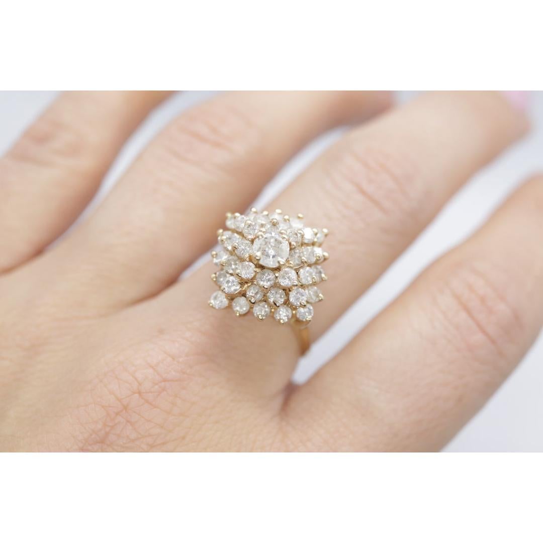 Vintage
Taille : 7 US
MATERIAL : Pierre
Pierre précieuse : Diamant
Couleur de la pierre : incolore

Style : Art nouveau

Stunning Ring Waterfall Pyramid ring (bague pyramidale en forme de cascade).

Valeur de remplacement estimée à 2250 $.