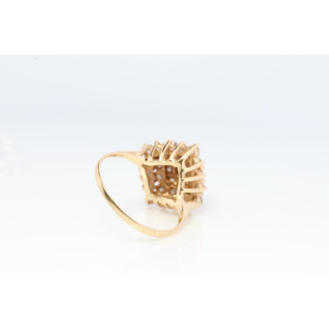 Bague en or jaune 14k. Bague grappe de diamants ronds. Diamant en cascade. Pour femmes en vente